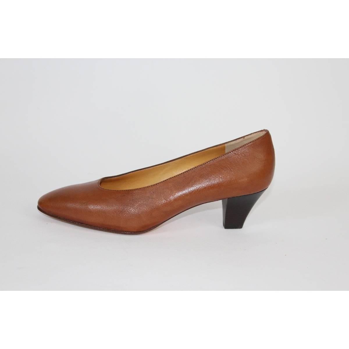 Arfango brown leather for women with small heel, size 39 1/2 it, rounded toe, new never used.

Size 39 1/2 (It)

Heel height: 6 cm

Composition: leather
Color: brown
Condition: new never used