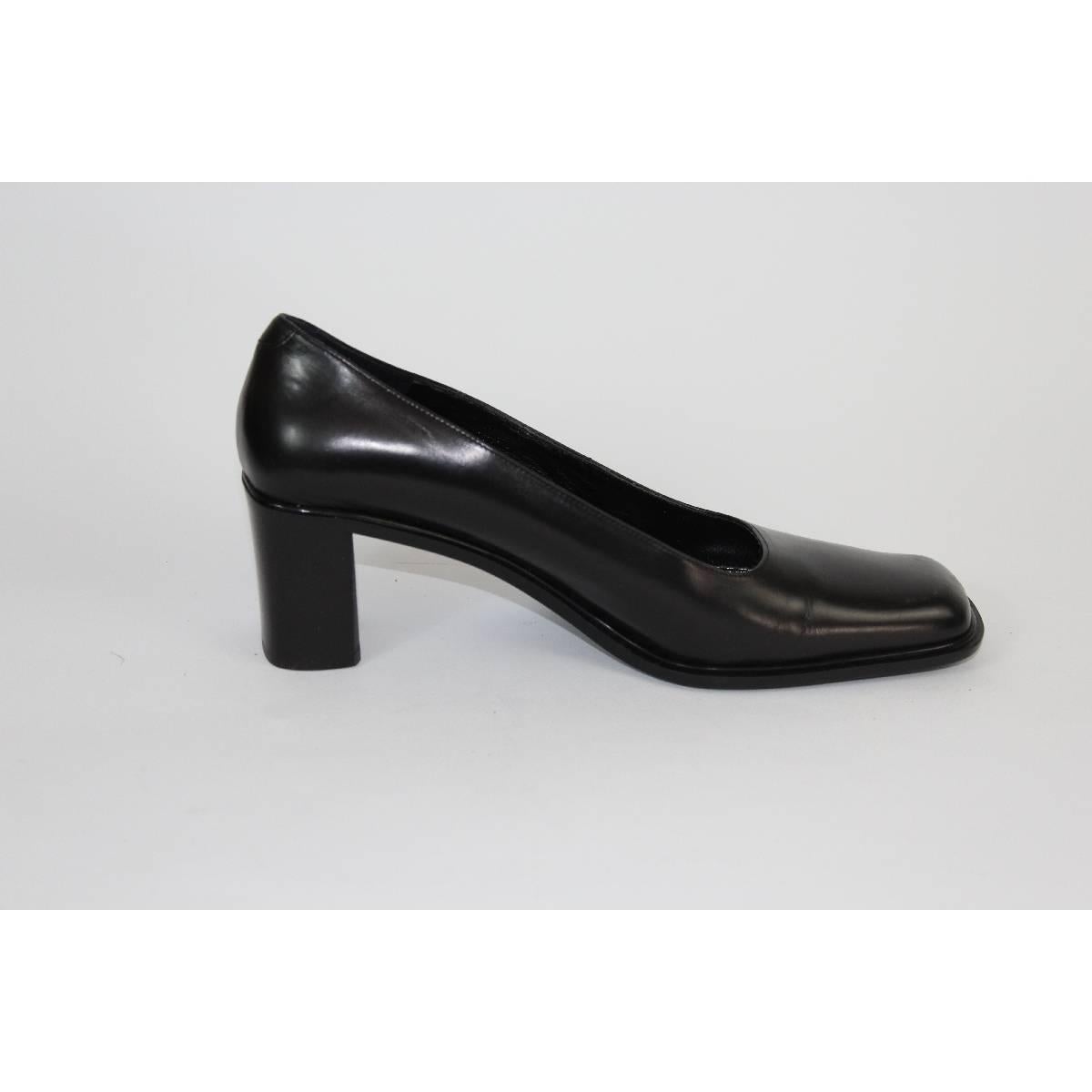 Via Spiga black leather shoe woman, size 41 it, heel and square toe, new never used

Size 41 it

Heel height: 7 cm

Composition: leather
Color: black
Condition: new never used