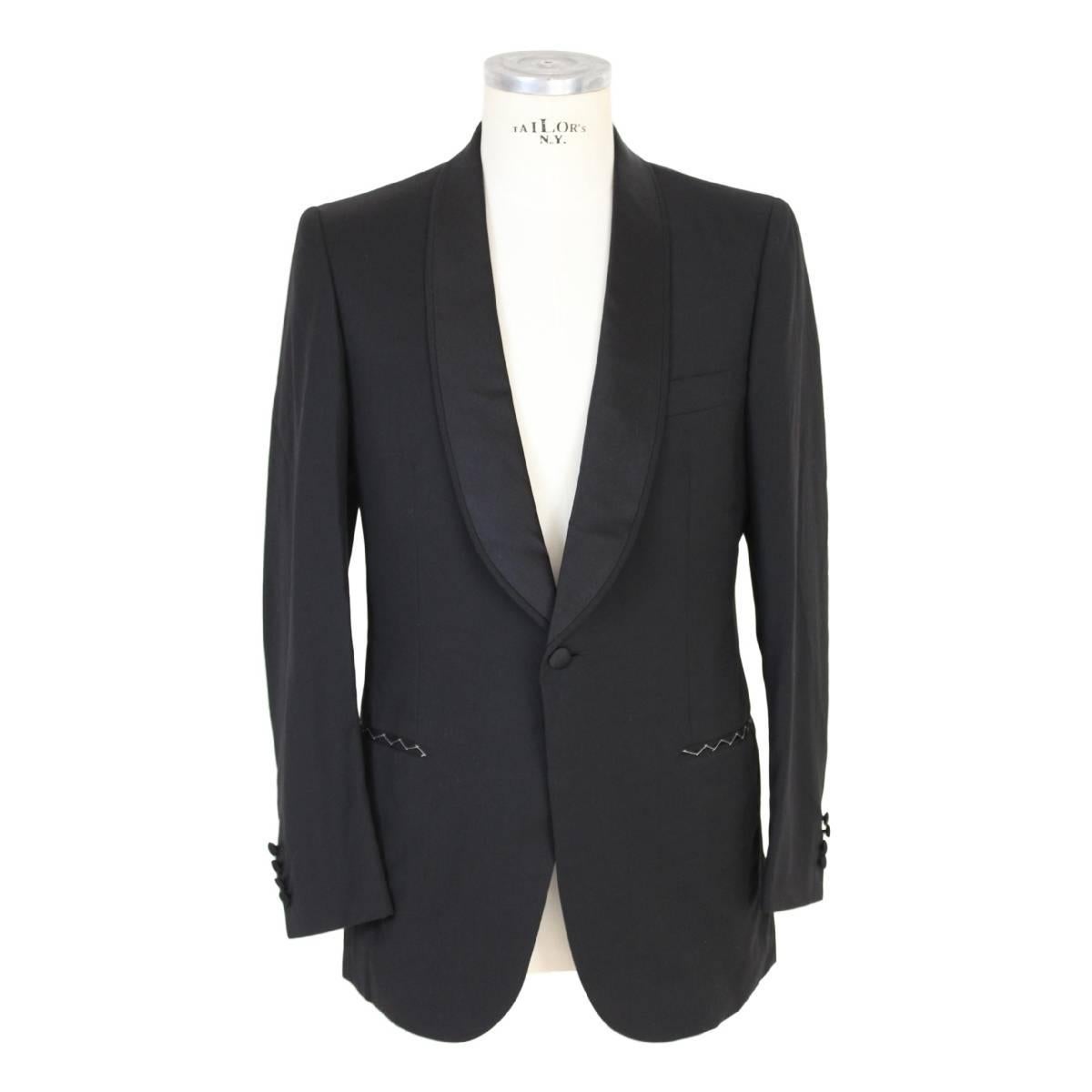 Brioni Roman Style vintage smoking jacket and trousers, in pure wool. Black colour. Size 48 Italian. One button jacket with reverse satin, one button closure in satin, on the sleeve 4 small buttons. The pockets of the jacket are still sewn. Trousers