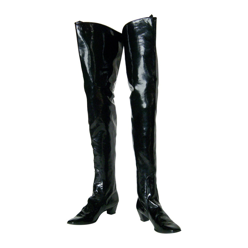 Beth Levine Oberschenkelhohe schwarze Vinyl-Stiefel