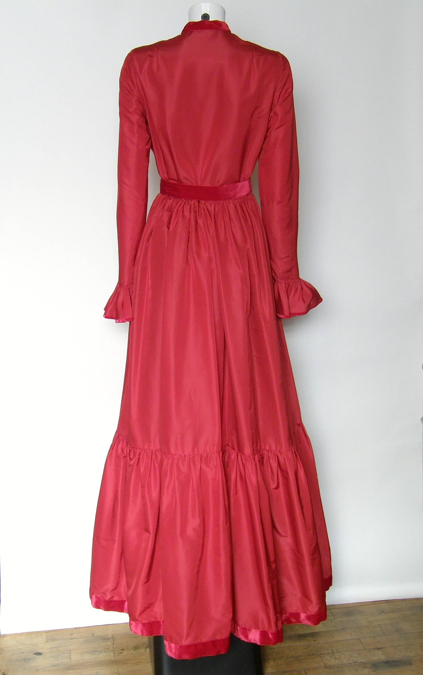Oscar de la Renta Red Silk Taffeta Gown with Tiered Skirt and Ruffled Cuffs In Good Condition For Sale In Chicago, IL