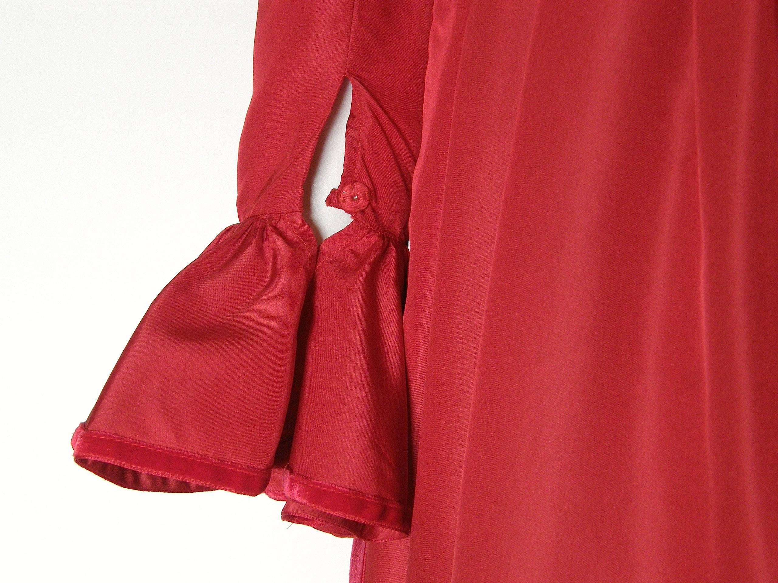 Oscar de la Renta Red Silk Taffeta Gown with Tiered Skirt and Ruffled Cuffs For Sale 2