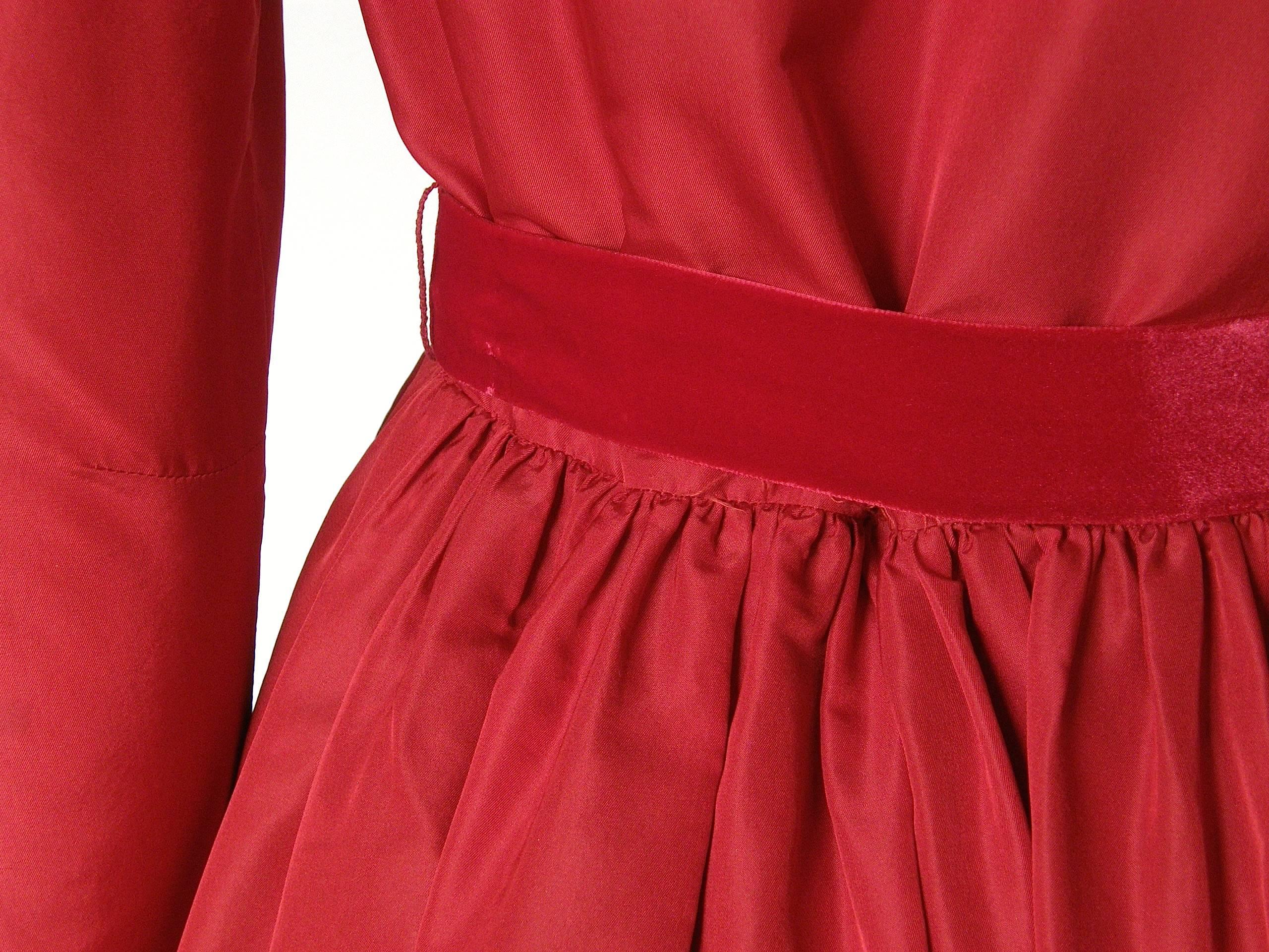 Oscar de la Renta Red Silk Taffeta Gown with Tiered Skirt and Ruffled Cuffs For Sale 1