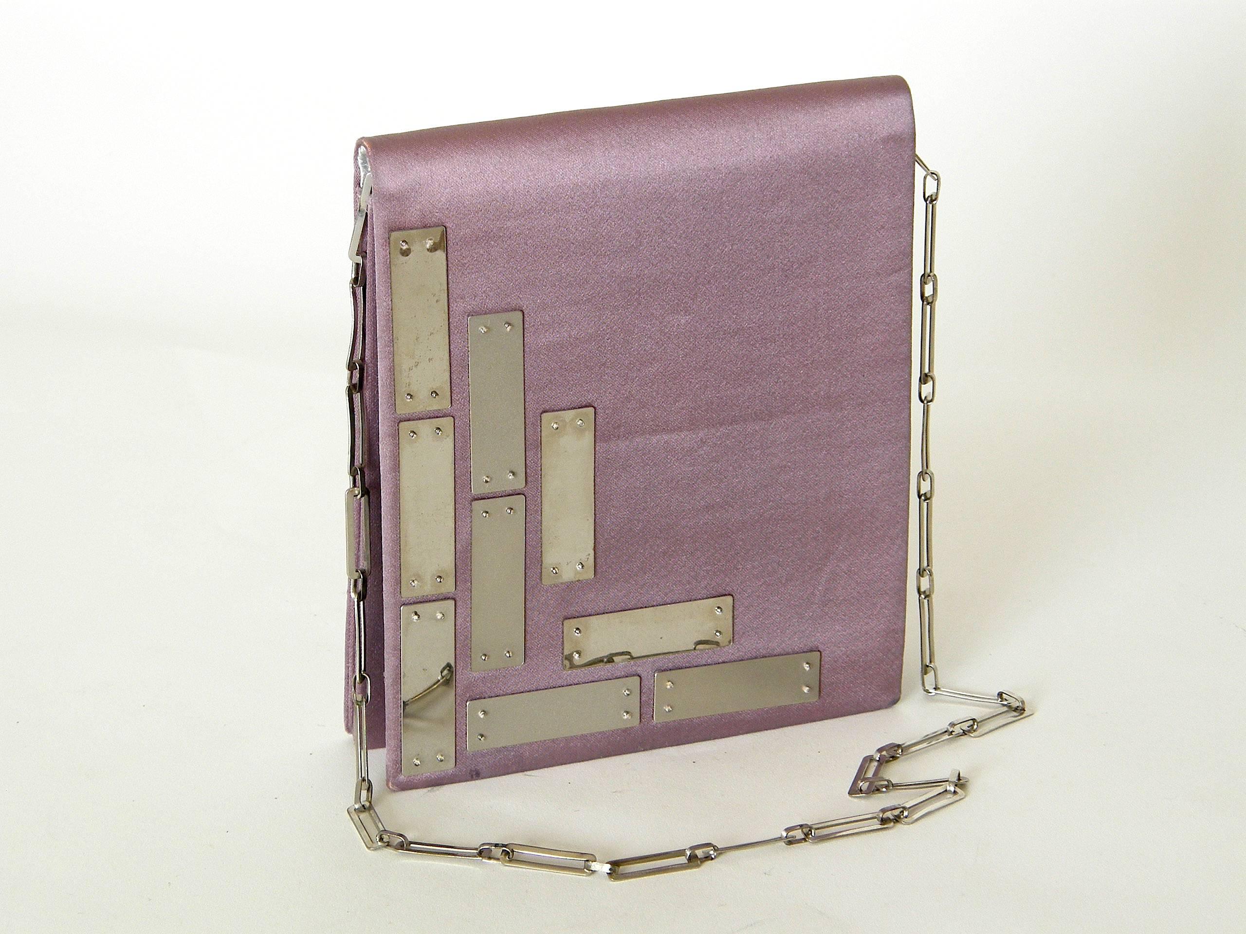 Futuristische Seiden-Umhängetasche von Pierre Cardin mit Metalltafeln und Kettenriemen im Zustand „Gut“ im Angebot in Chicago, IL