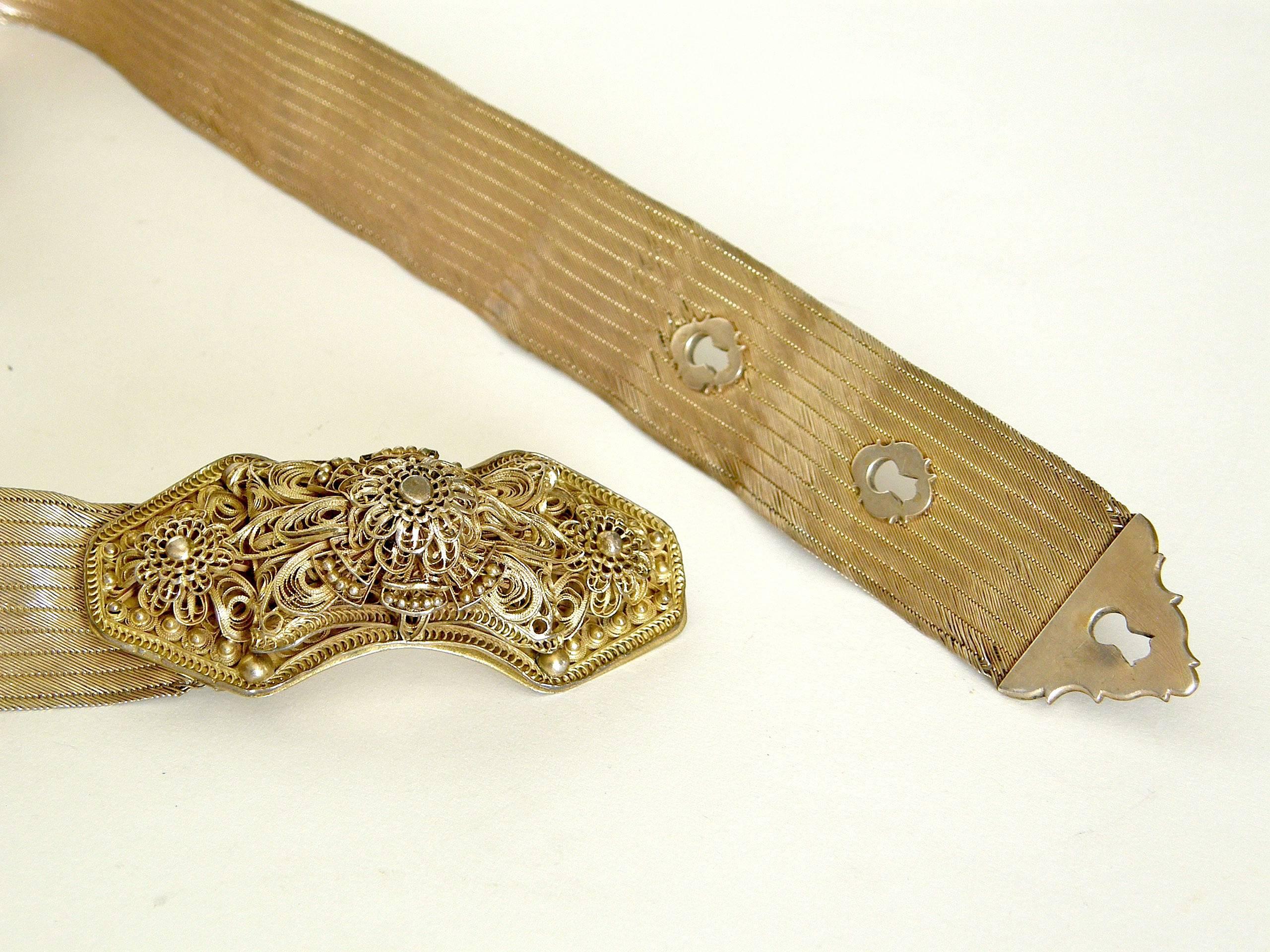 Antique Woven Sterling Mesh Belt with Gold Wash and Elaborate Filigree Buckle In Good Condition For Sale In Chicago, IL