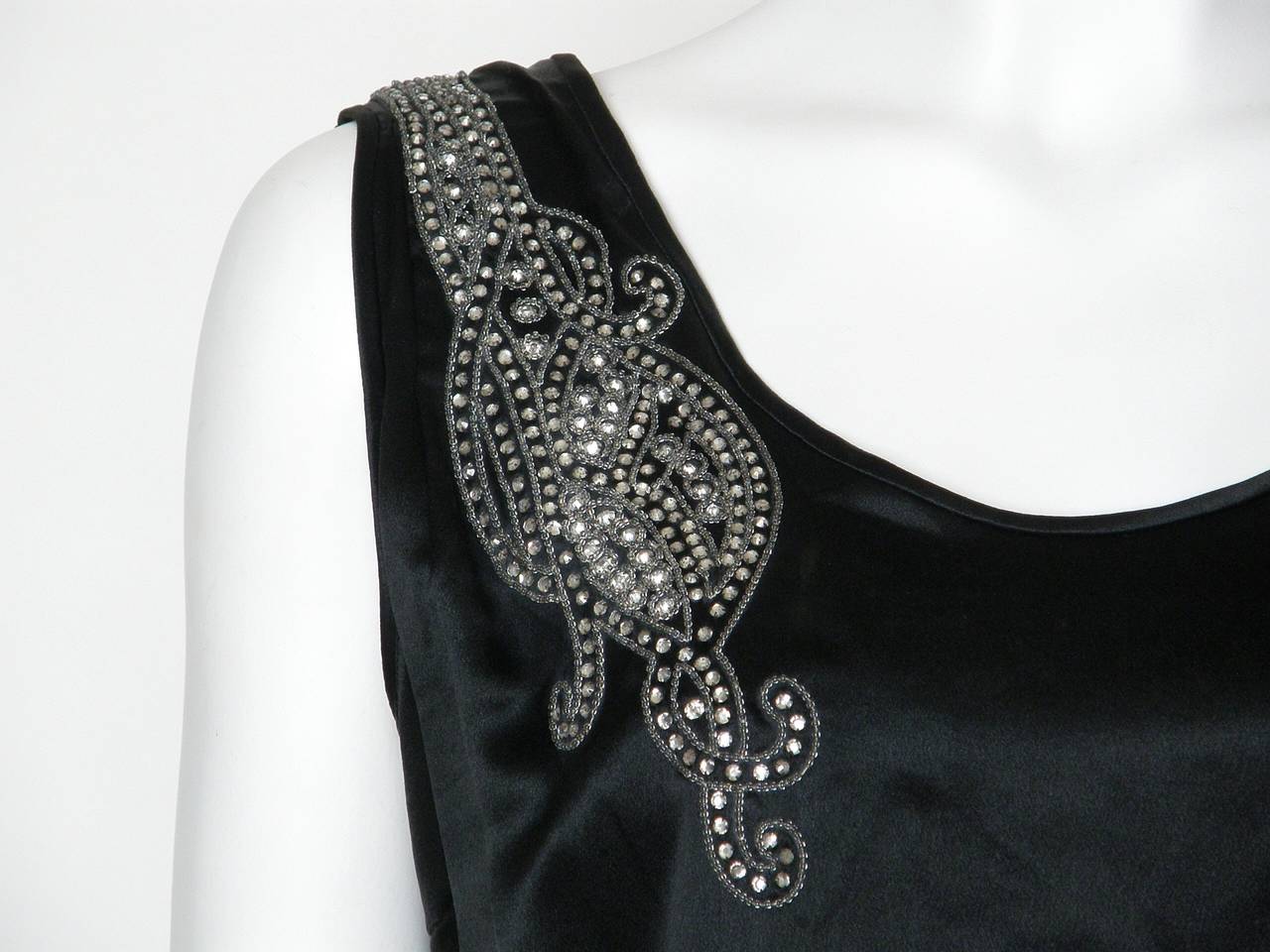 Schwarze Abendbluse aus schwarzem Satin im Art-déco-Stil mit Strasssteinen und Perlen im Angebot 3