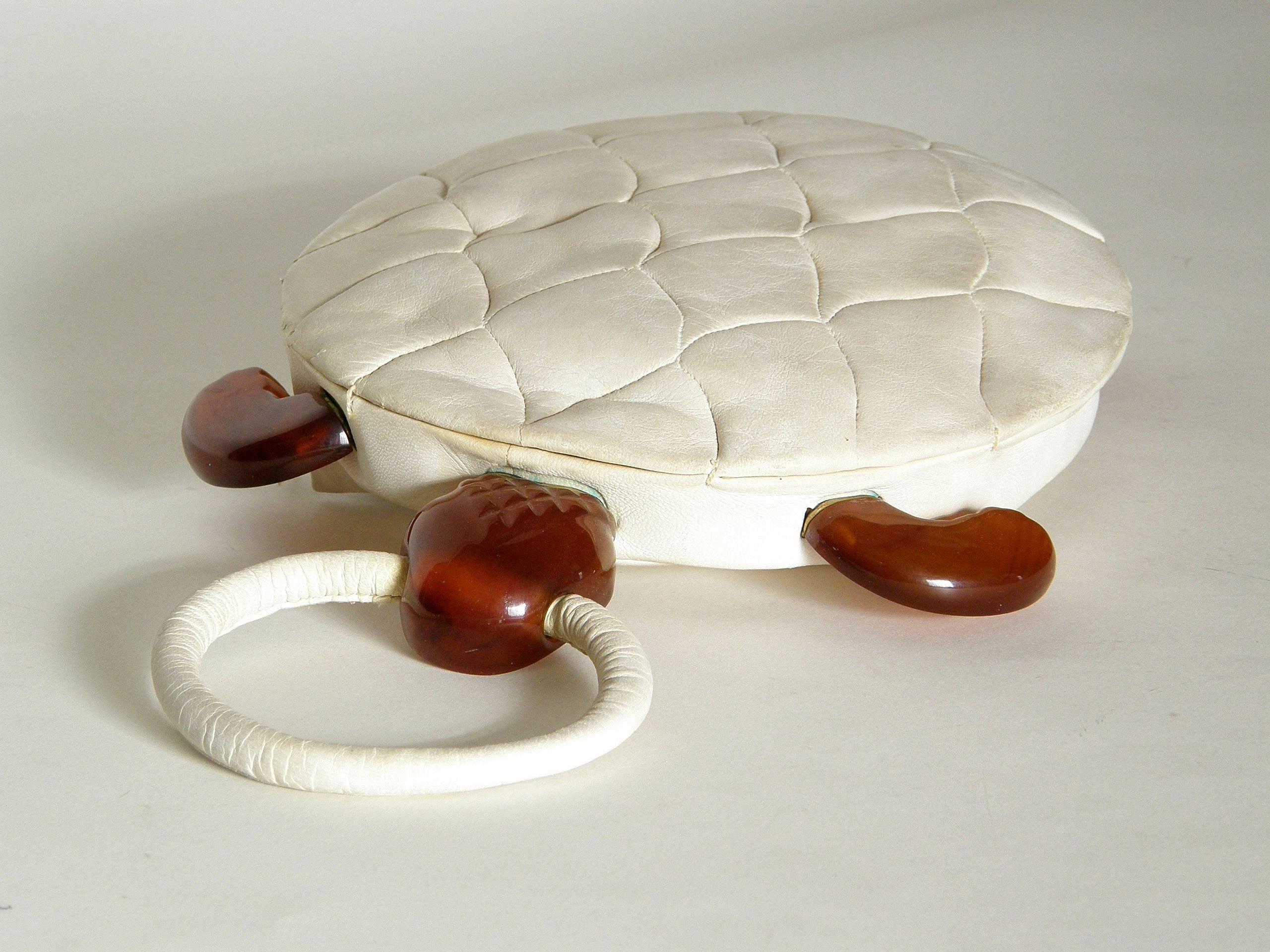 Turtle Shaped Handbag in Cream Leather and Carved Bakelite  In Good Condition In Chicago, IL