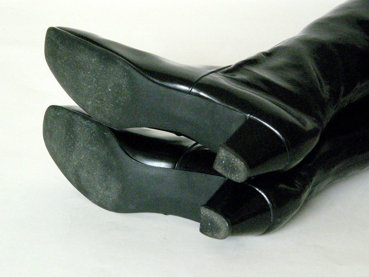 Beth Levine Oberschenkelhohe schwarze Vinyl-Stiefel 3