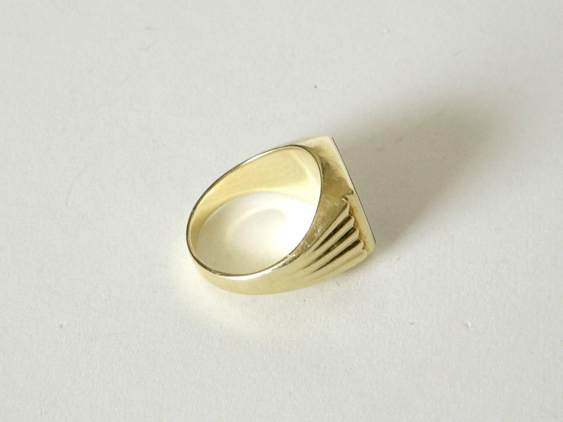 14K Gold Signet Style Ring In Good Condition In Chicago, IL