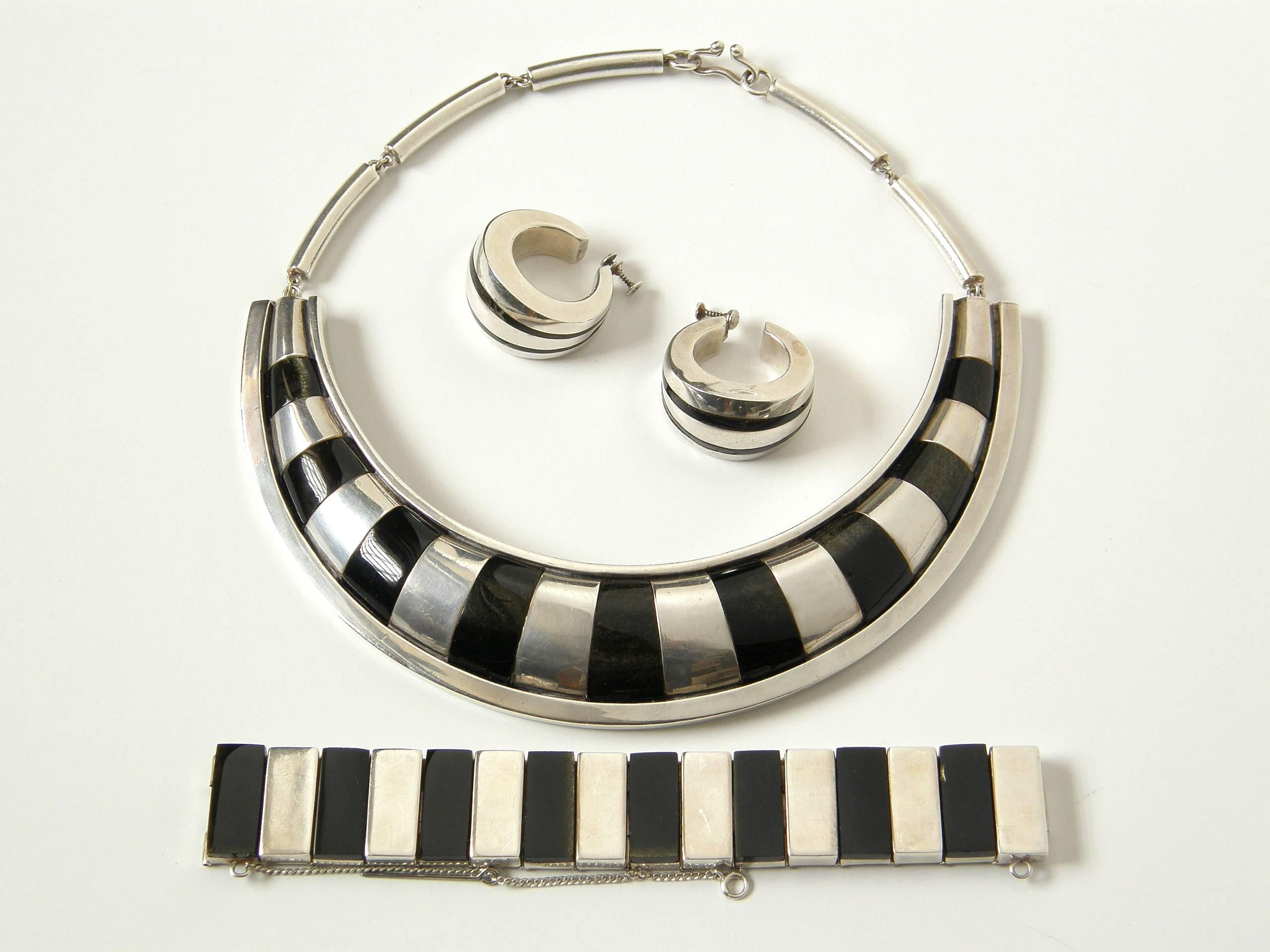 Auffälliges Set aus Halskette, Armband und Ohrringen von Piedra Y Plata, der Silberwerkstatt von Felipe Martinez in Taxco. Die geometrischen Designs nutzen den Kontrast zwischen dem Sterling und dem Obsidian mit großer Wirkung. Als dreiteilige