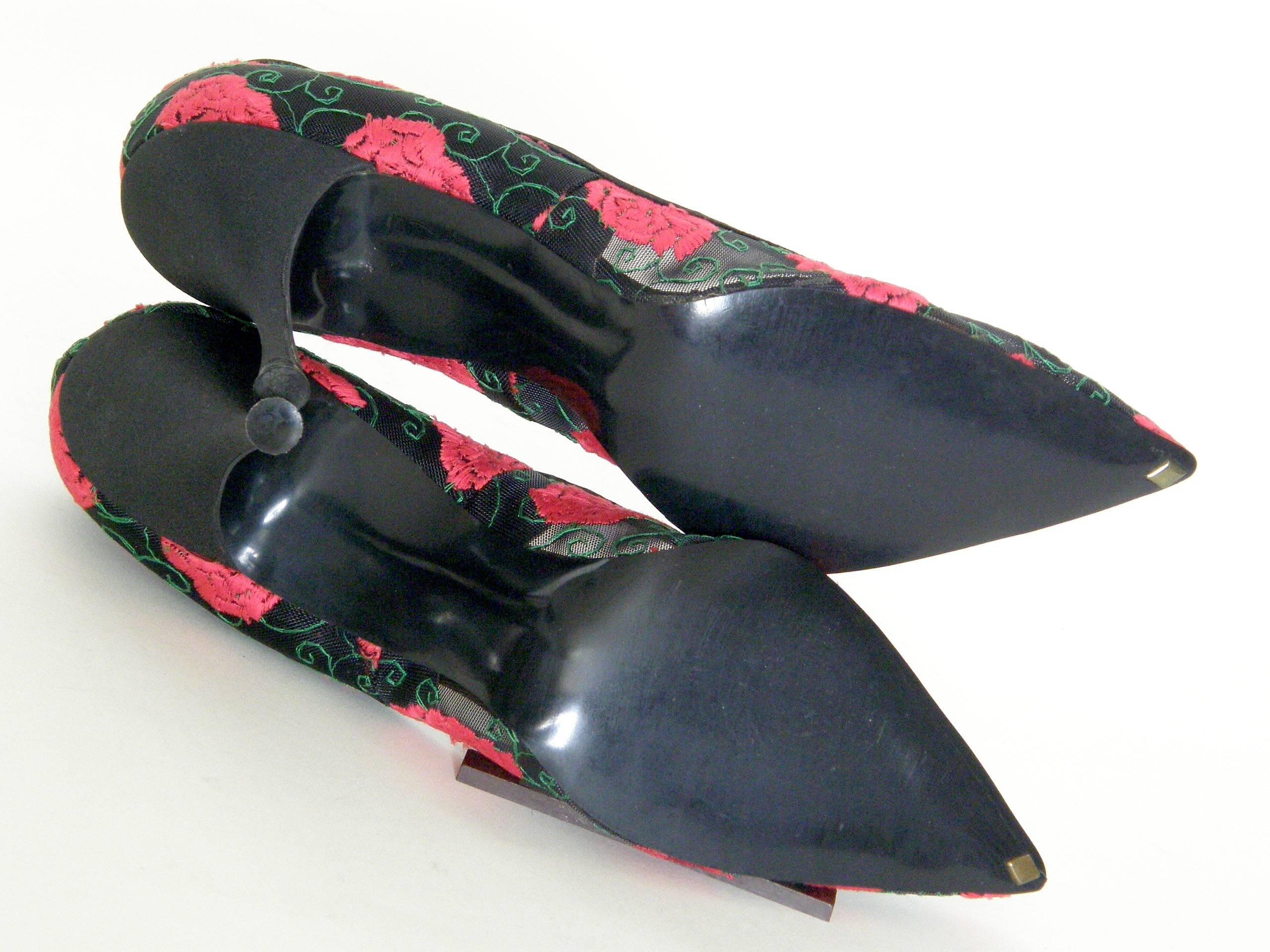 1950s Stiletto Pumps Sheer Black with Embroidered Red Roses In Good Condition In Chicago, IL