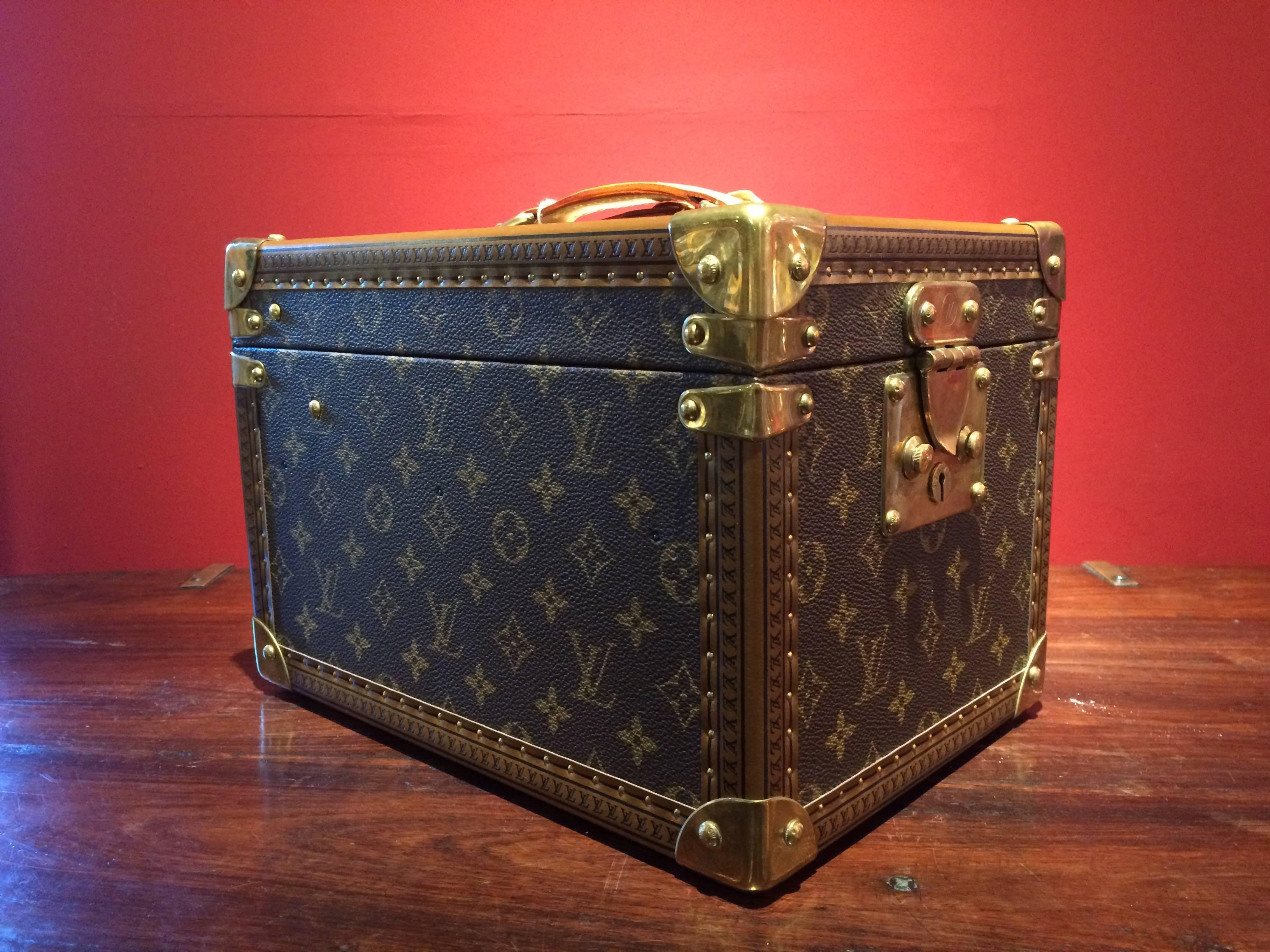 Louis Vuitton Monogramed Vanity Case.
Leather Top handle with detachable luggage tag.
Fitted with detachable mirror box.
Complete with keys.

Excellent condition.