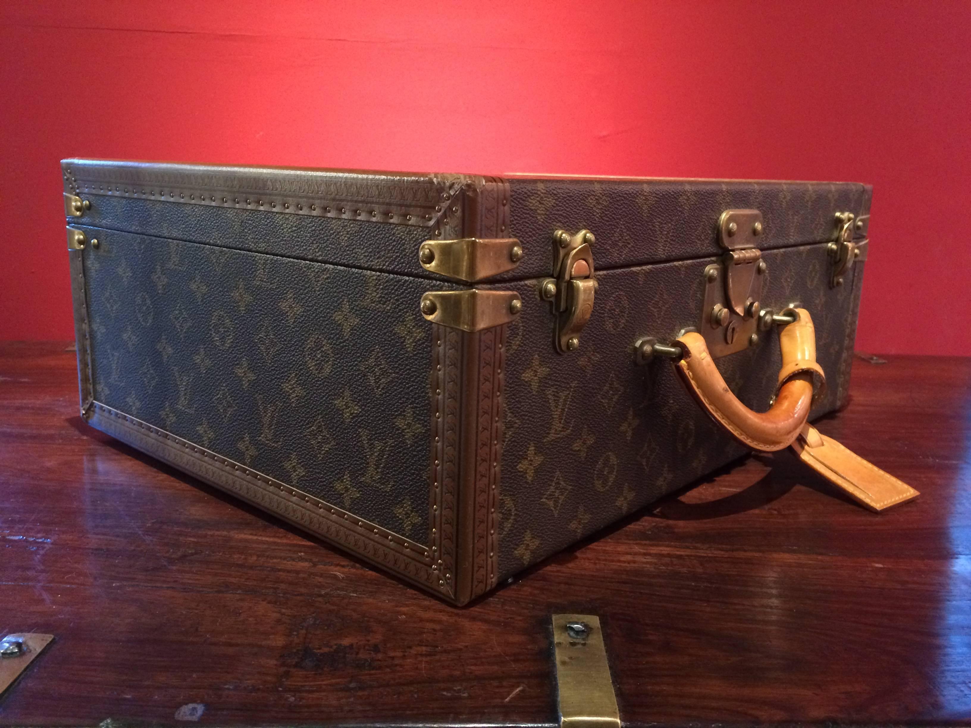 Original monogramed Bisten 70 Suitcase. 
Complete with luggage tag.
Complete with Original leather dividers inside.
Louis Vuitton serial number pictured.
