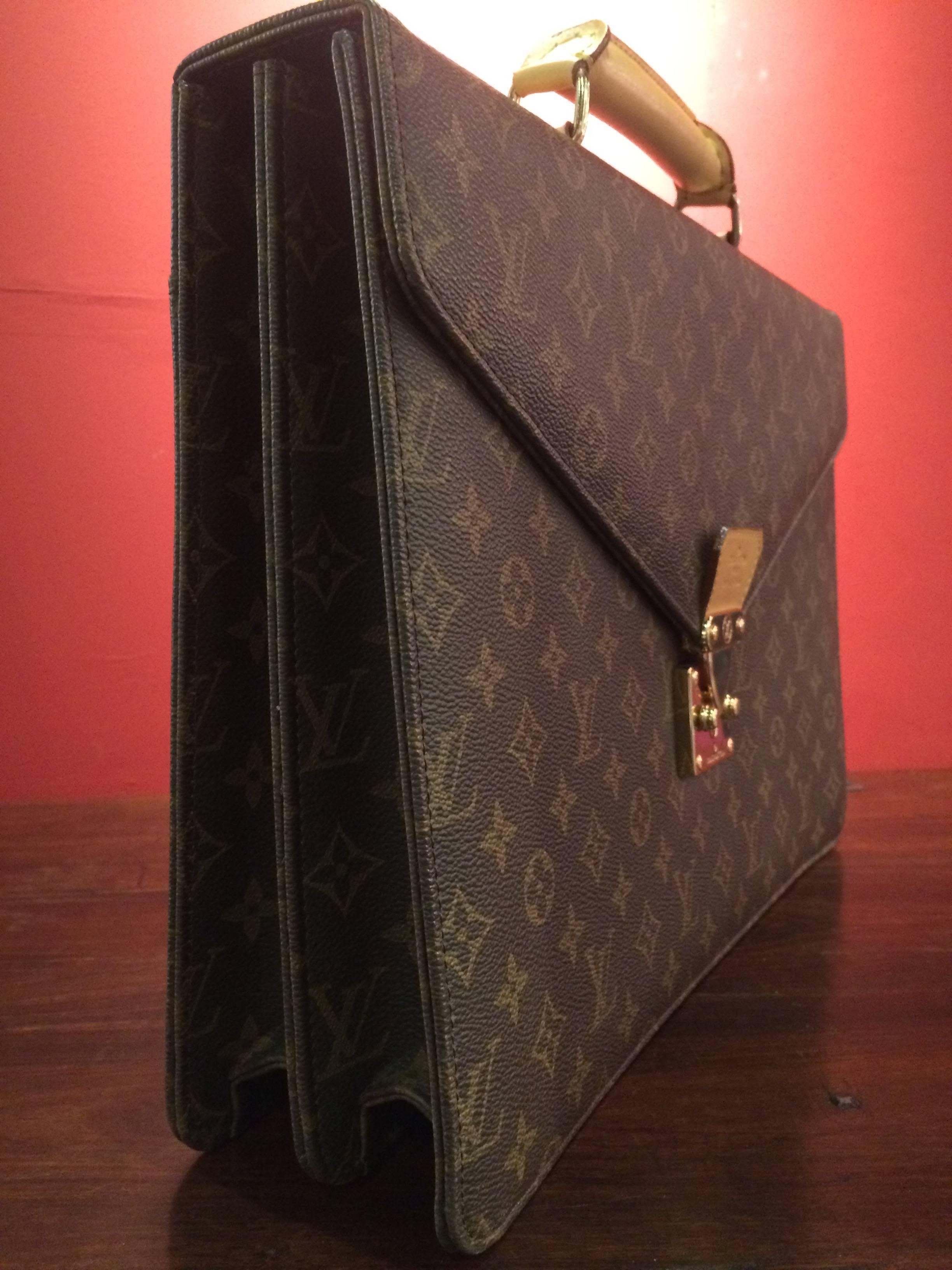Monogramed Louis Vuitton Serviette Consieller Briefcase.
Pale Beige swede lining.
Zip full length pocket.
Complete with keys.