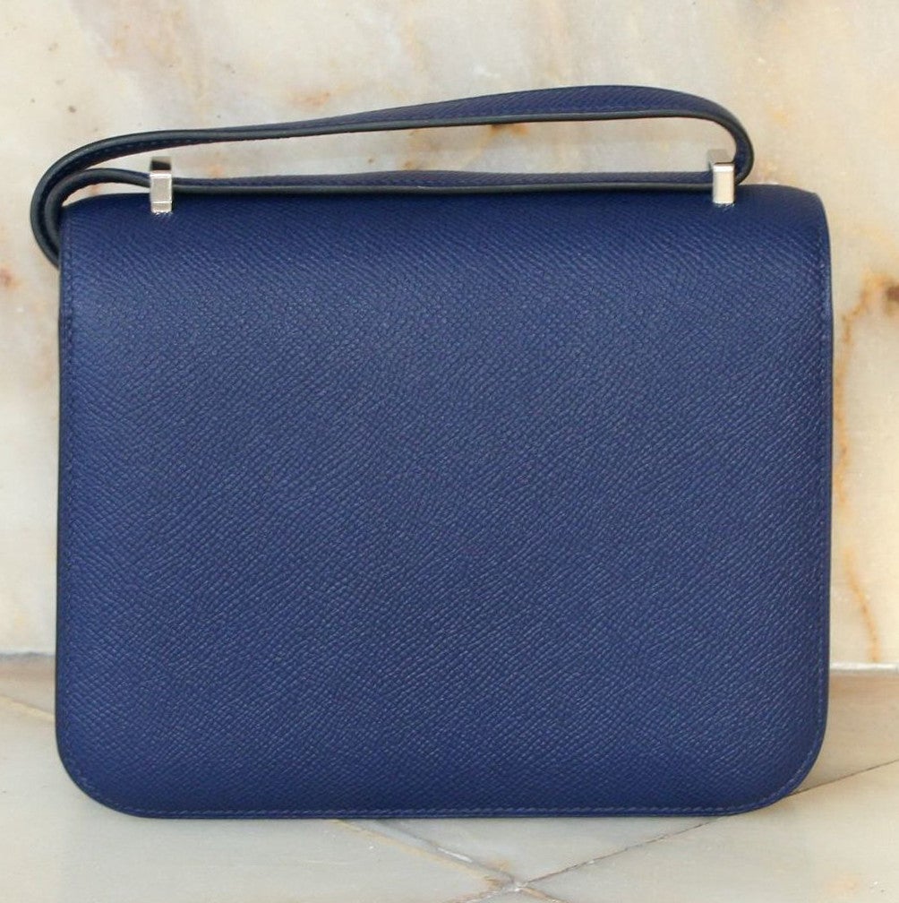 HERMES Constance Mini Epsom Sapphire blue
Handbag steel metal hardware (18x14x6cm), comes with complete packaging and accessories, original invoice. Pristine, unworn condition.