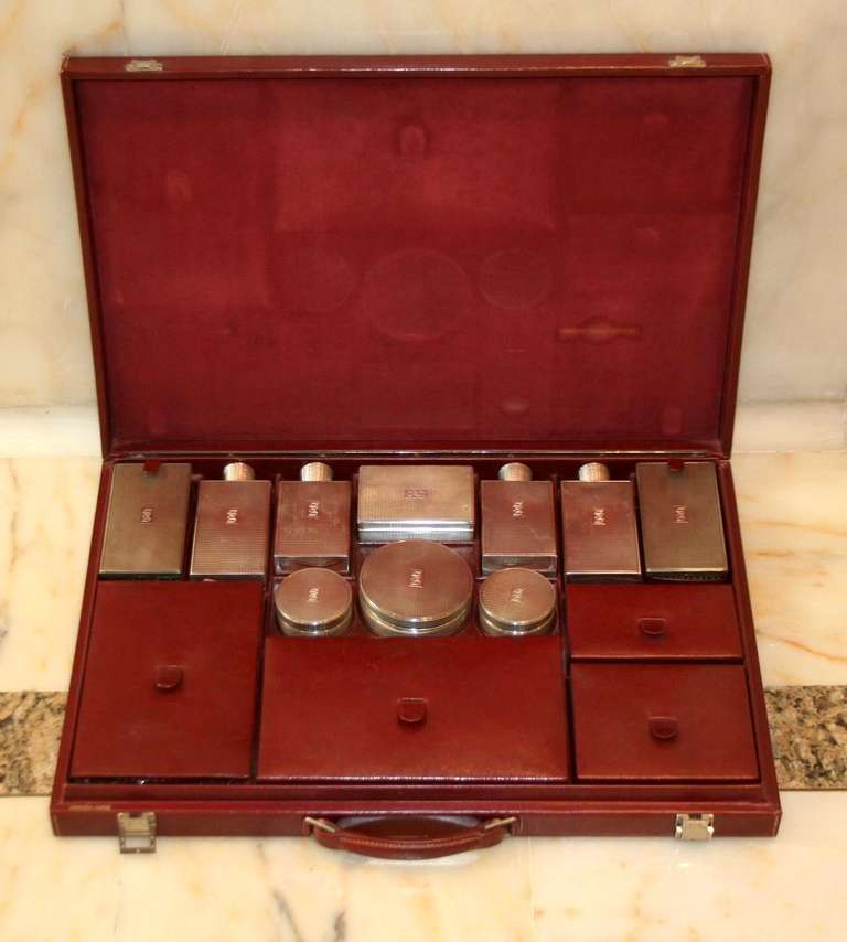 HERMES PARIS 50’S GENTLEMAN TRAVEL SET

HERMES Paris 50’s Gentleman travel set  Silver Minerva French assay mark and red leather 
Case with handle measurement 53x36x9cm 
Two large silver bottles 13x6x4cm 
Two small silver bottles