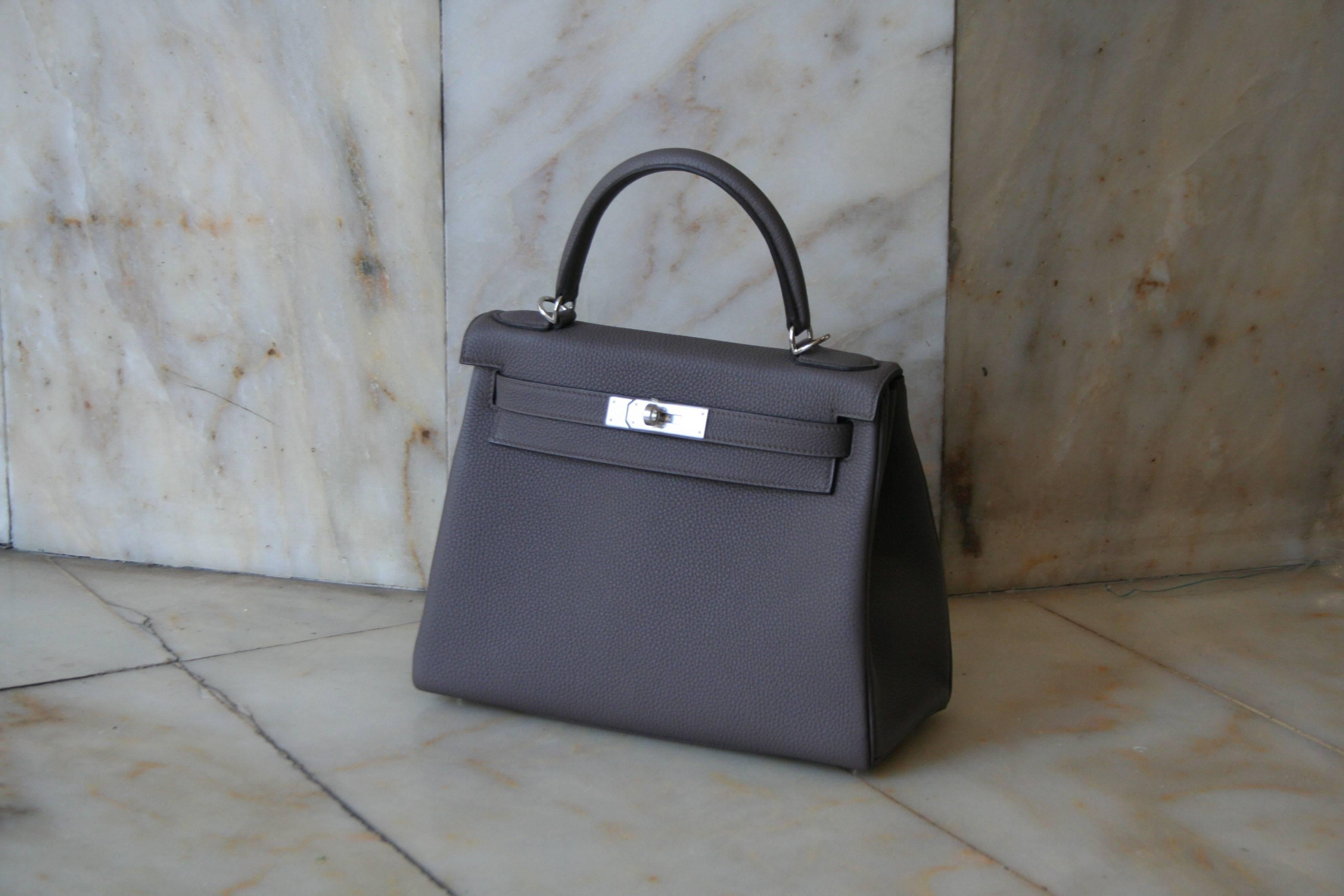 HERMES Kelly Togo 28' Etain, Métal hardware, comes with complete packaging and accessories, original invoice.   Pristine, unworn condition 