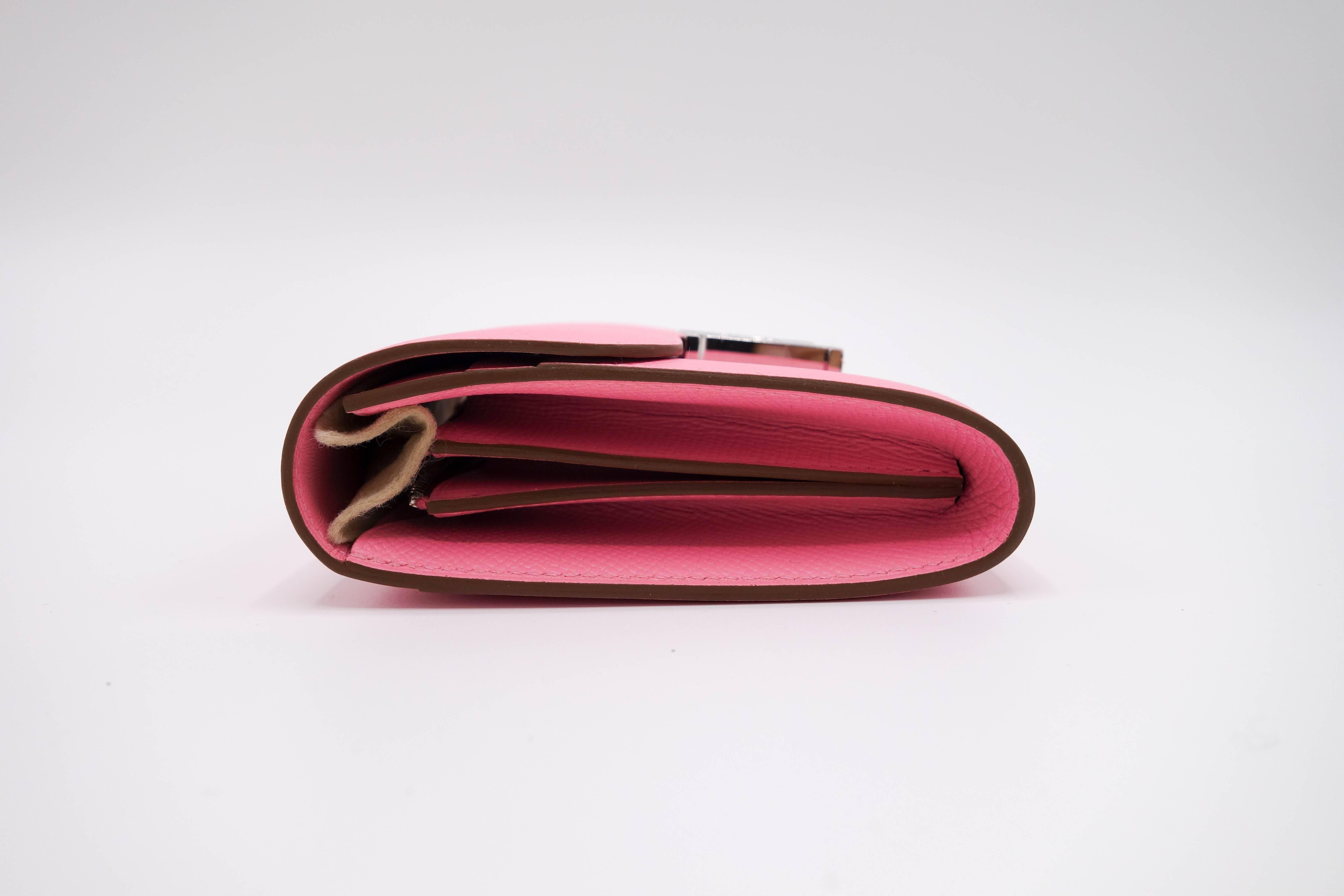 Rose Hermès - Portefeuille compact Constance en cuir Epsom Palladium rose Confetti  en vente