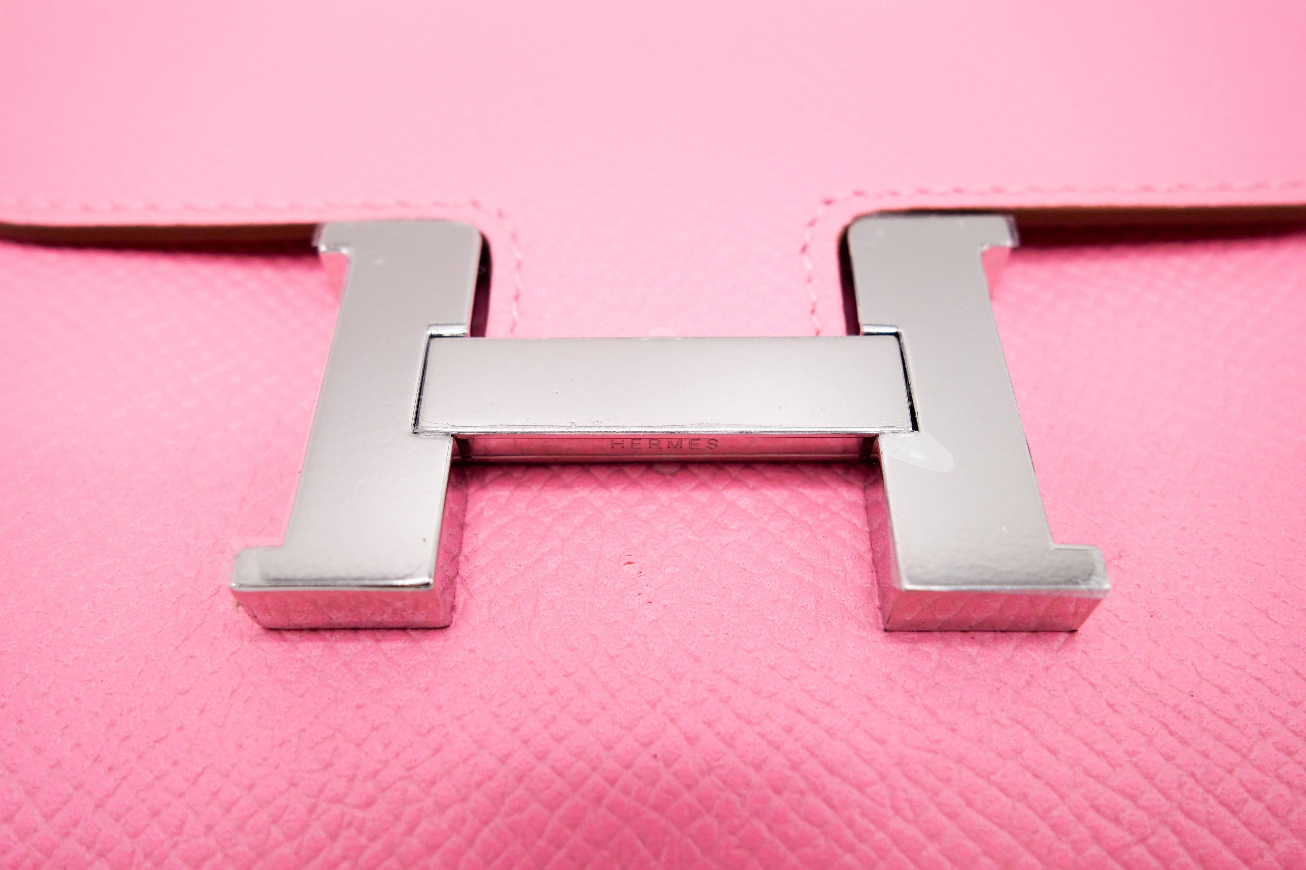 Hermès - Portefeuille compact Constance en cuir Epsom Palladium rose Confetti  en vente 2