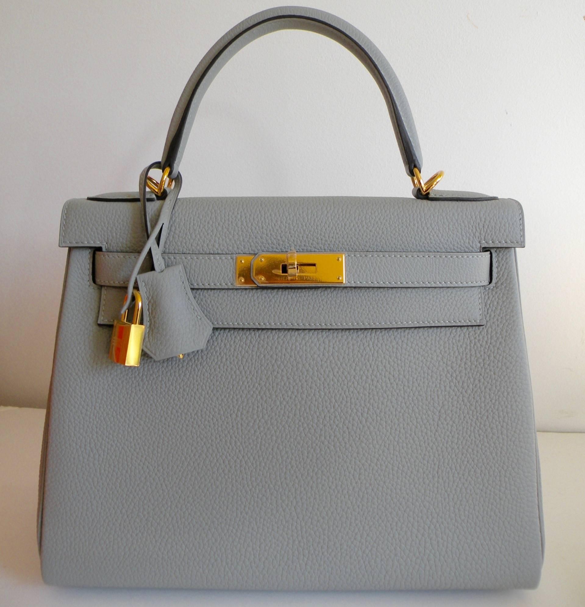 Hermès
28cm Birkin Bag
Brand new Color from Hermes, called Gris Mouette. Its a light grey color, a great neutral. This Kelly is set with Gold Hardware, which makes it such a special piece! Just spectacular color!
Size: 28cm Kelly
Color: Gris