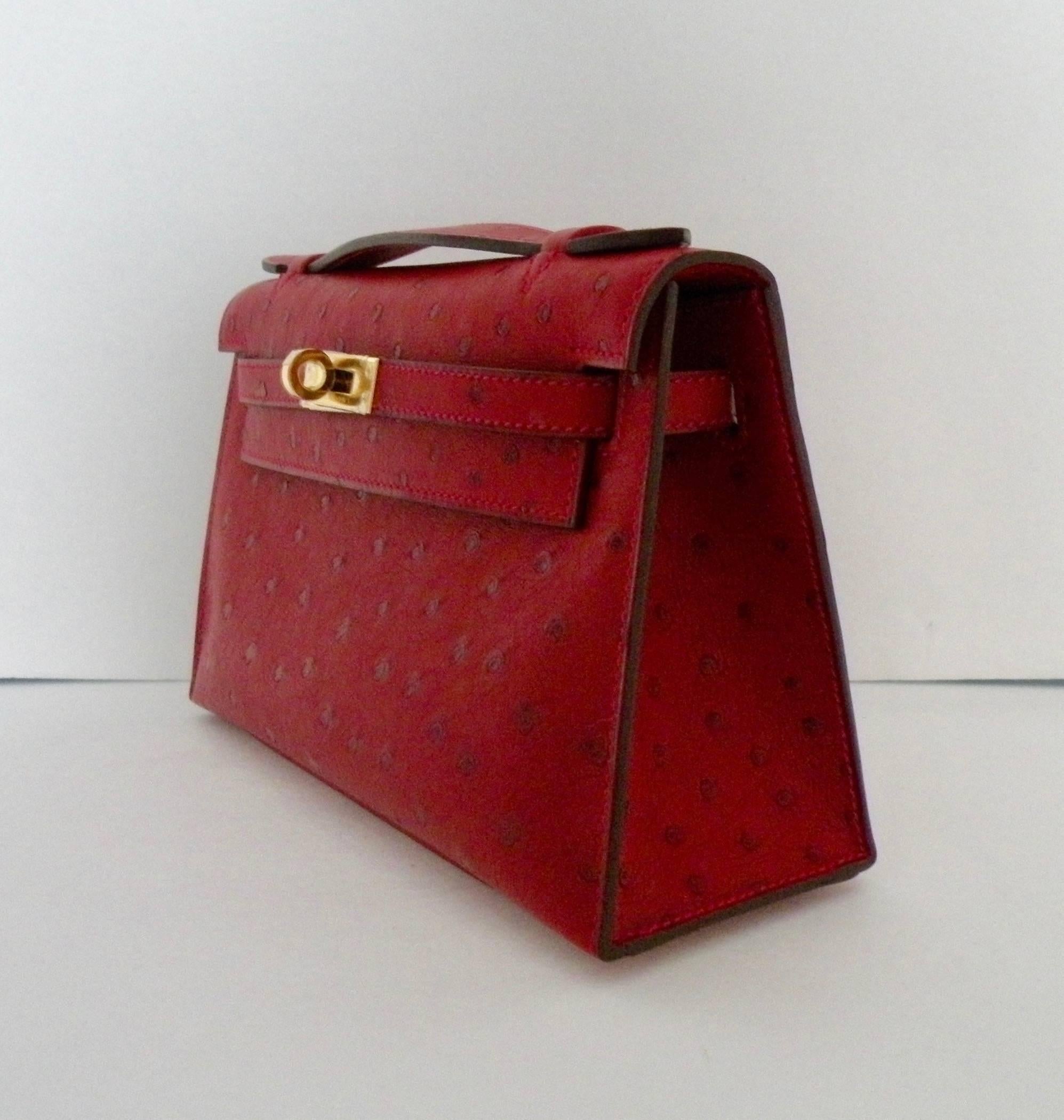 Hermes Rouge Vif Kelly Pochette Ostrich Gold Hardware In New Condition For Sale In West Chester, PA