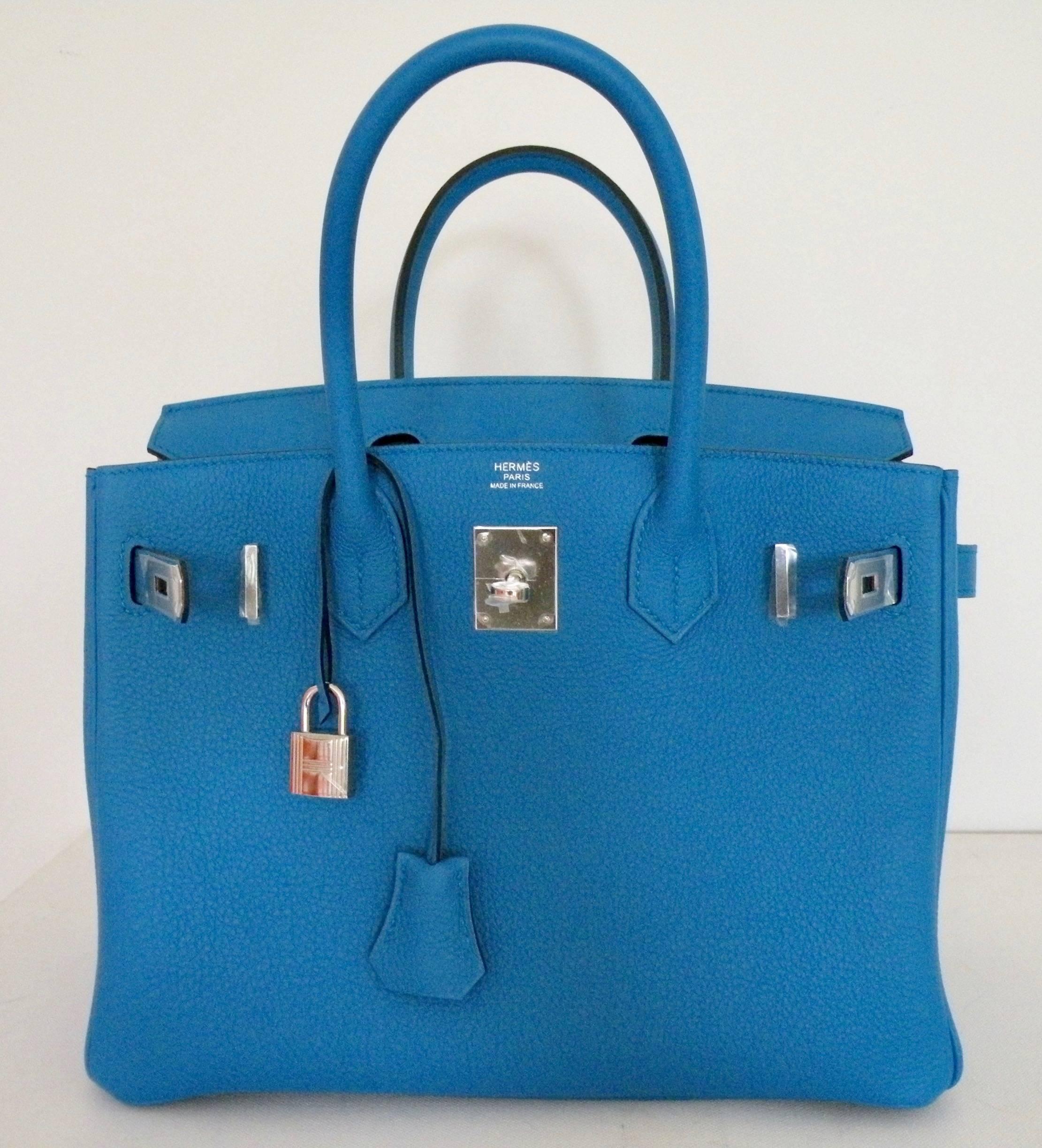 HERMES

Limited Edition called the Verso
The outside is Blue Zanzibar
And the inside is Malachite
30cm Size Birkin
New Color

Tonal Stitching

Palladium Hardware


Brand New

Never used

Plastic on the hardware




Of course you dont have to ask it