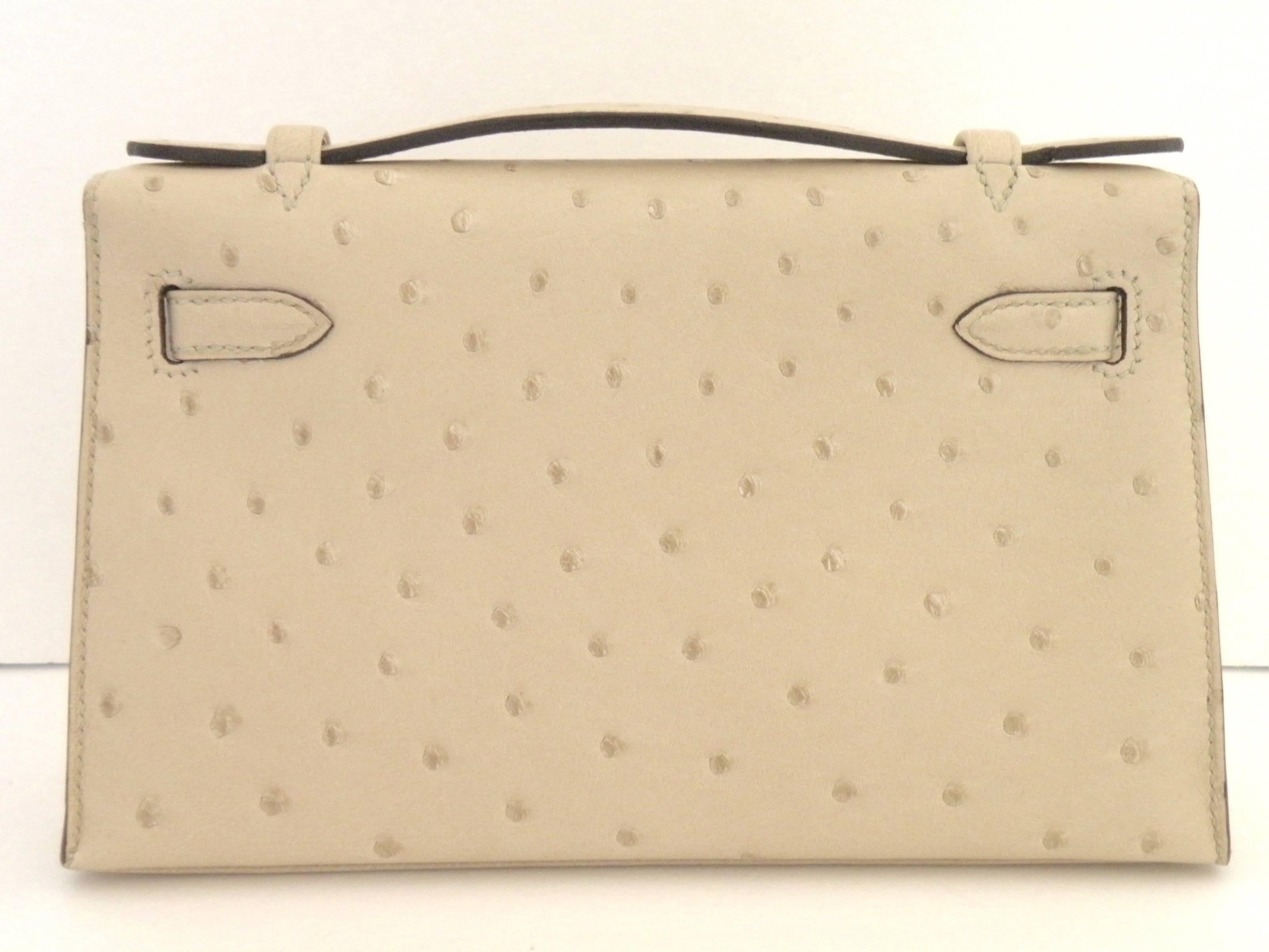 Hermes Kelly Pochette 
The Kelly Pochette in Ostrich is rare to come by, and in this combination, nearly impossible to find.
Parchemin, a  Creamy Off White 
Gold Hardware
Never carried, new
Plastic on the hardware
X Stamp
This color combination is