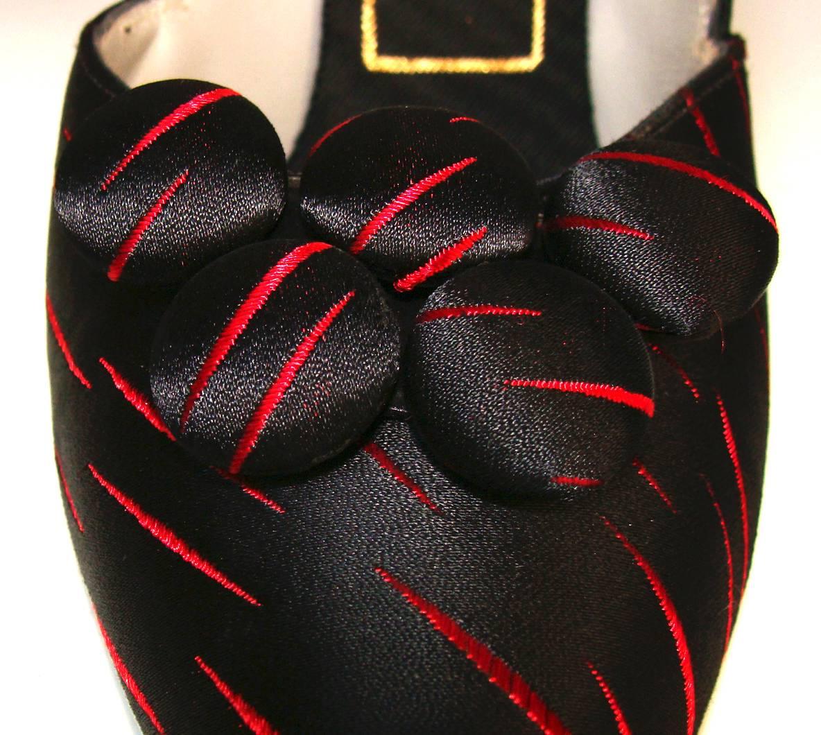 Brilliant Red and Black Silk Heels Holiday In Good Condition For Sale In Lambertville, NJ