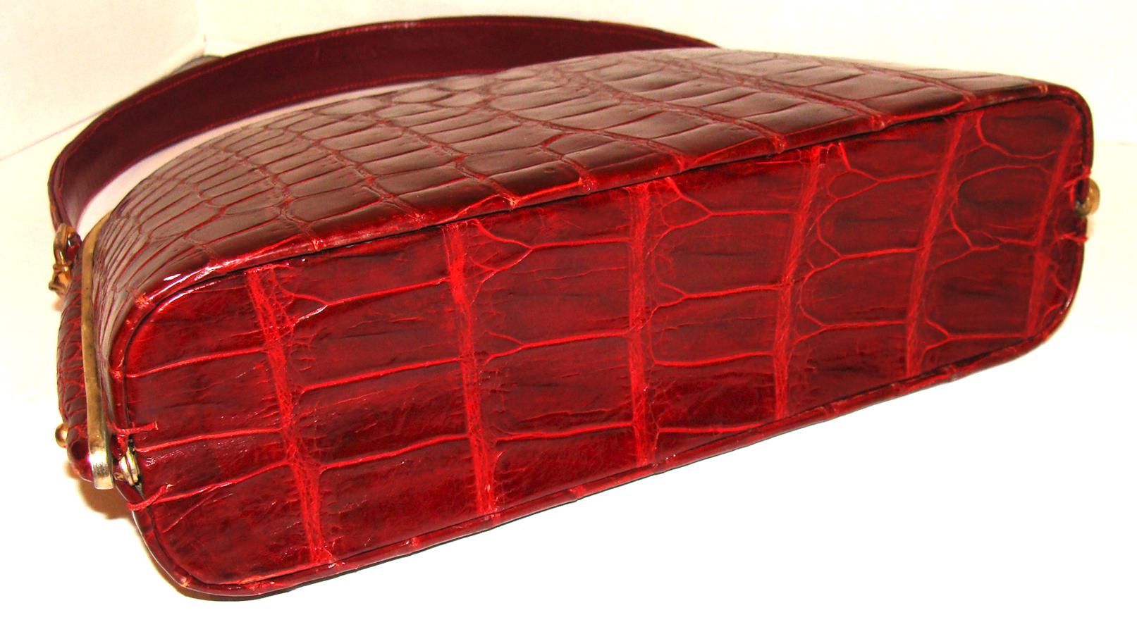 Architectural Deep Red Alligator Handbag Vintage FALL! In Good Condition For Sale In Lambertville, NJ