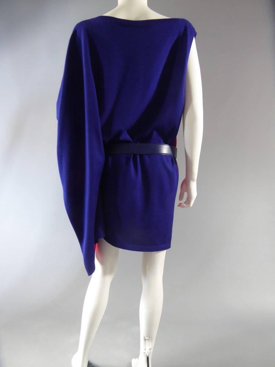 Hermès

1990/2000

Paris

Dress asymmetrical poncho. Cashmere and silk navy blue and raspberry silk jersey . Round neckline .

Wear dress or tunic lovely materials perfect for mid-season and summer evenings.

Very good condition (the belt is sold