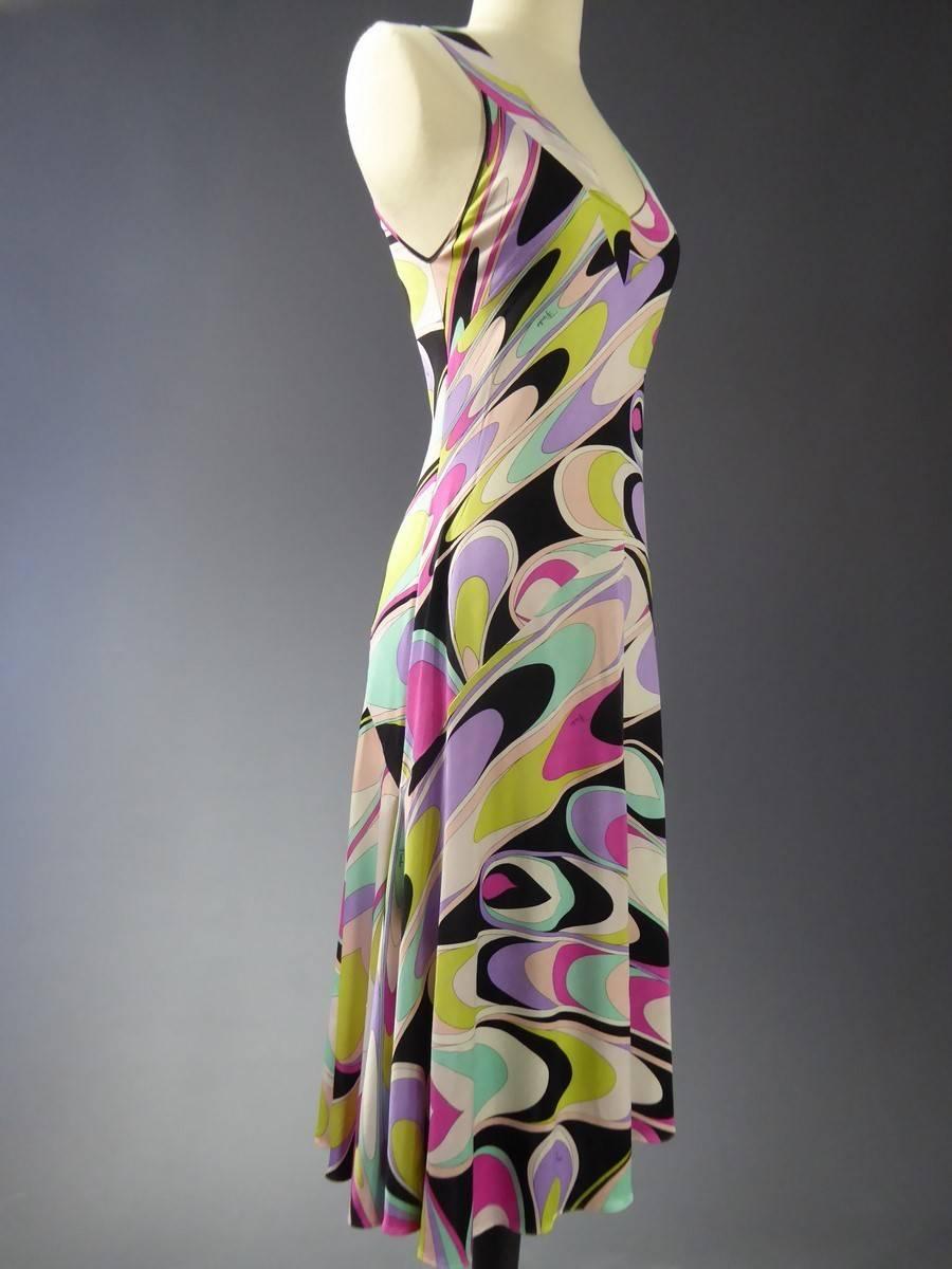 Circa 1990

France

Dress back half long wide straps, décolté V and V back signed Emilio Pucci multi- colors and patterns inspired feathers "Peacock " fine matching belt is attached.

Very good condition.