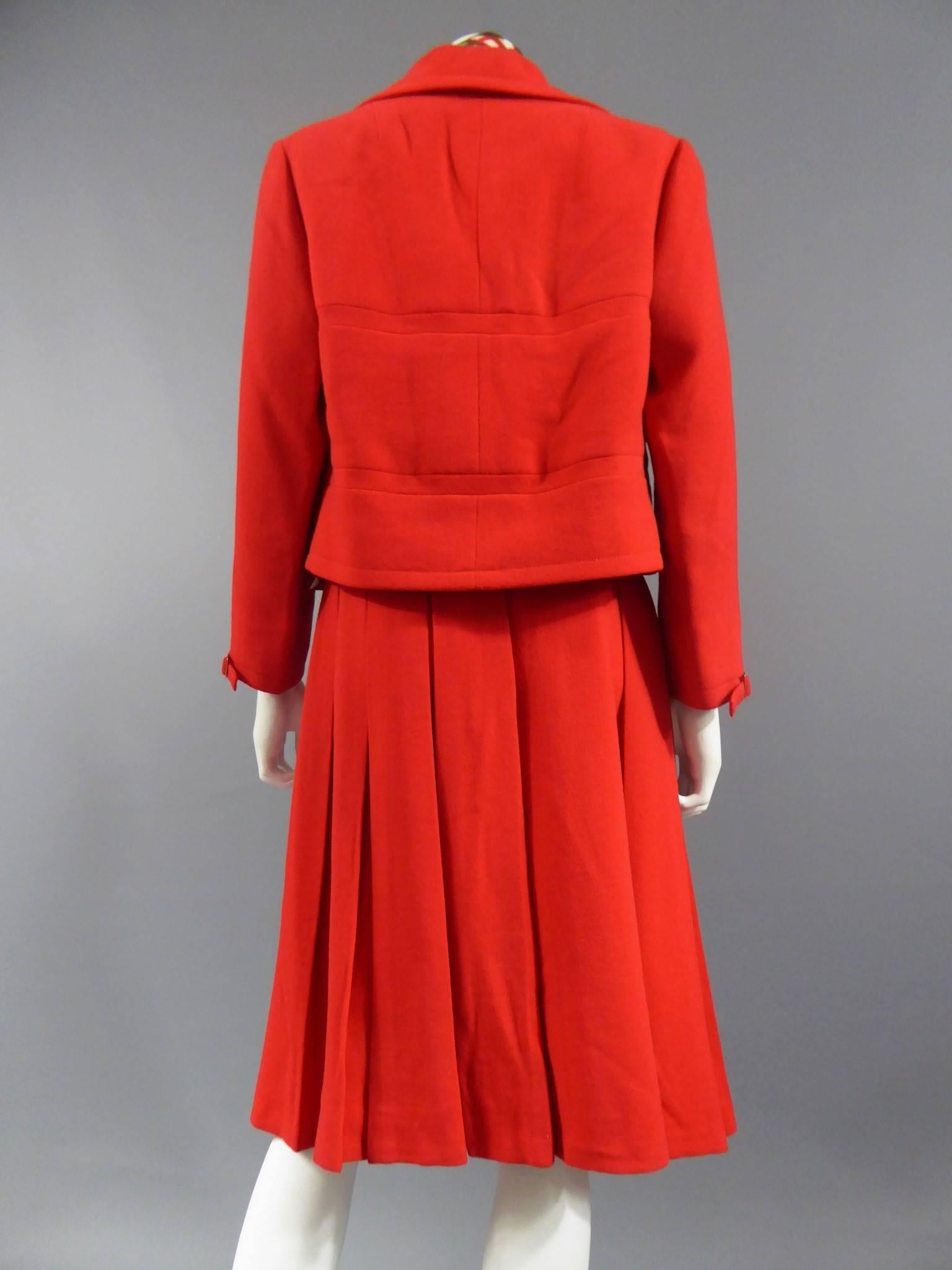 Rouge Ensemble veste et jupe plissée en soie rouge de Pierre Balmain, Circa 1950 en vente