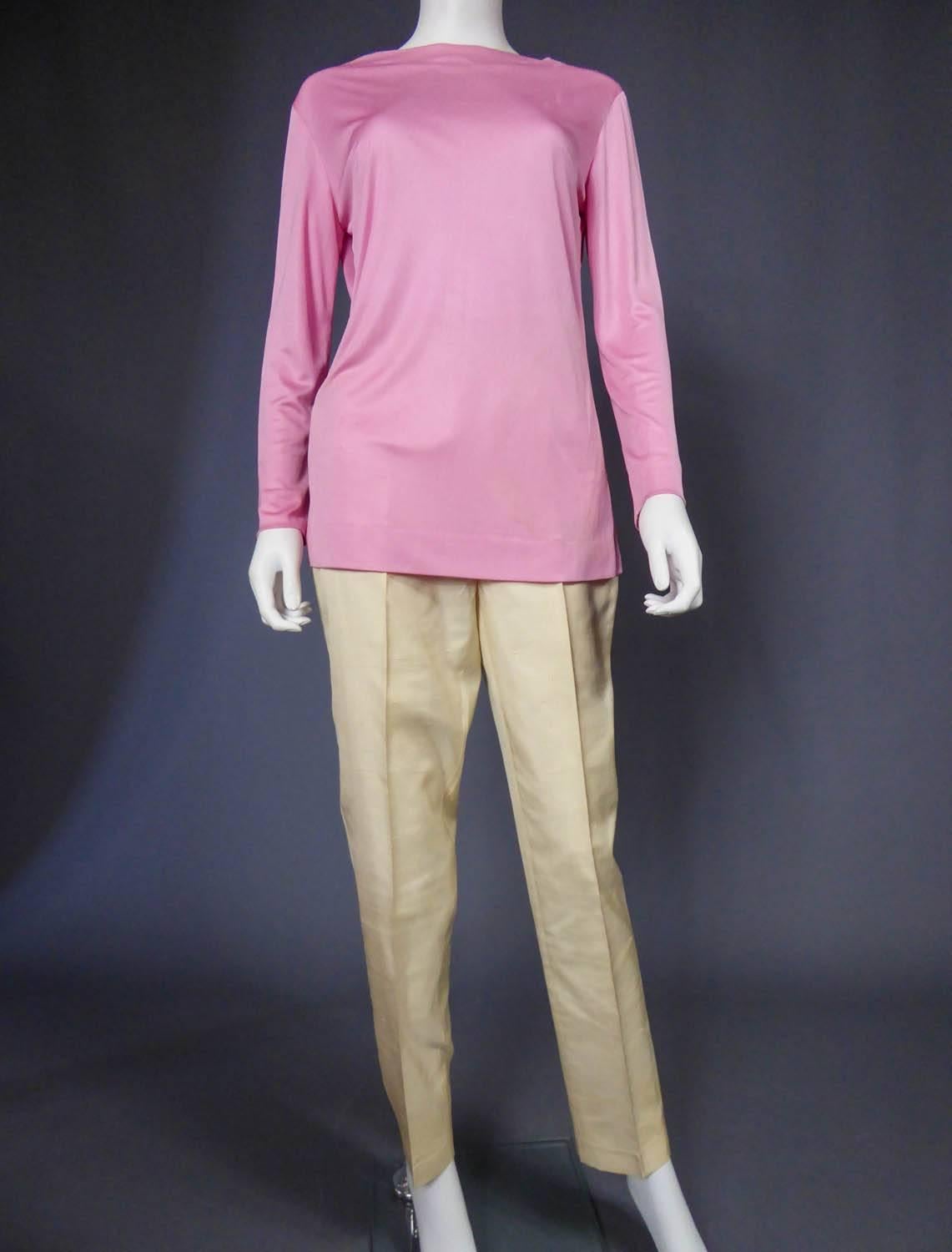 Circa 1960

Italy

Fluid-cut long sleeves top in pale pink silk jersey. Elegance and minimalism of fashion designer Emilio Pucci at the beginning. Label white background green graphics of the early 60s Emilio Pucci Florence - Italy Made in Italy