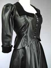 Un abito da sera Maggy Rouff Haute Couture in raso nero e velluto, circa 1935