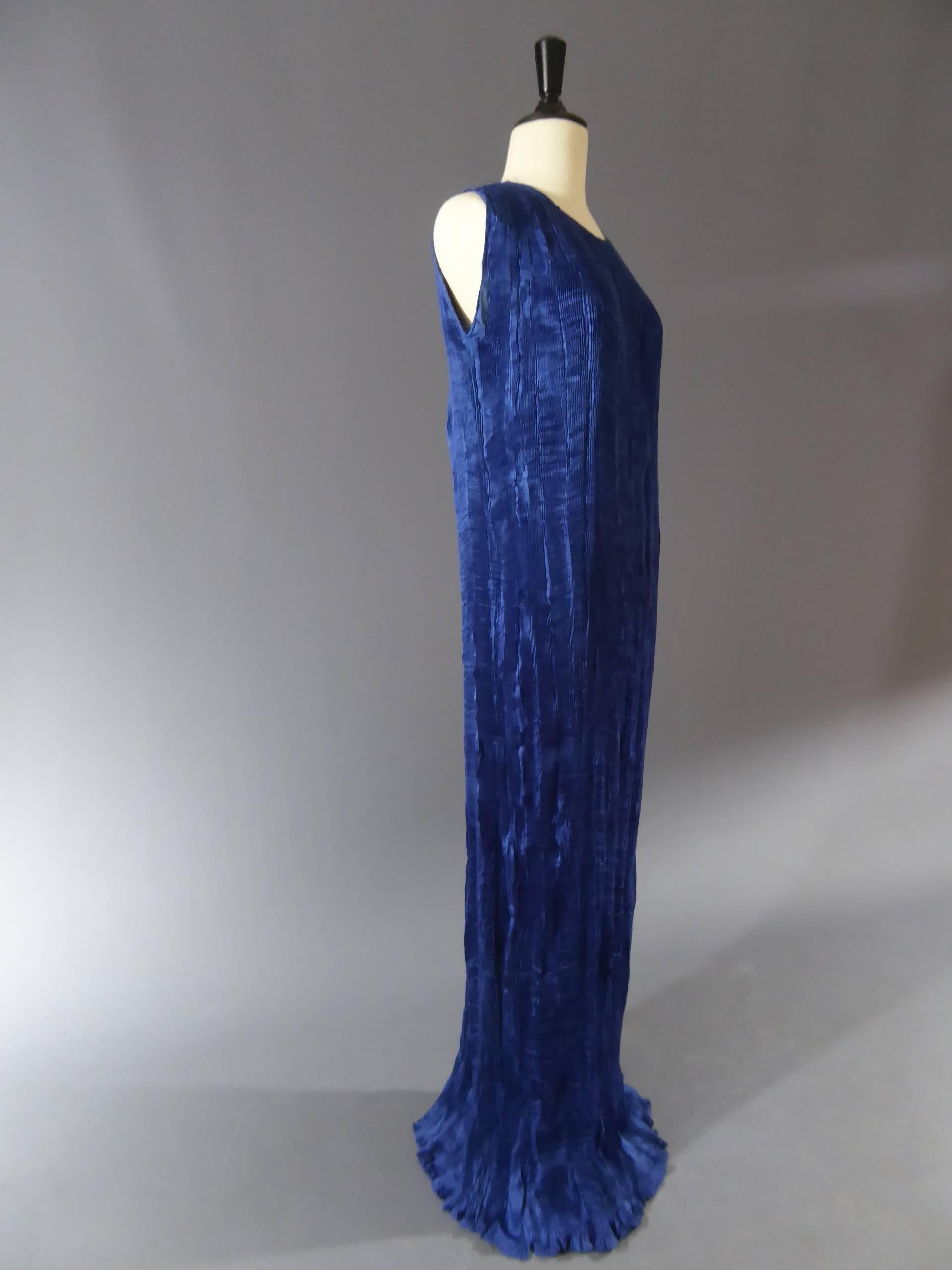 Madame Babani Haute Couture Delphos Gown Circa 1920
Paris
Circa 1920/1930
Satin electric blue silk dress of "Delphos" type inspired by the famous Venetian fashion designer Mariano Fortuny. A finely pleated clothe made in one piece