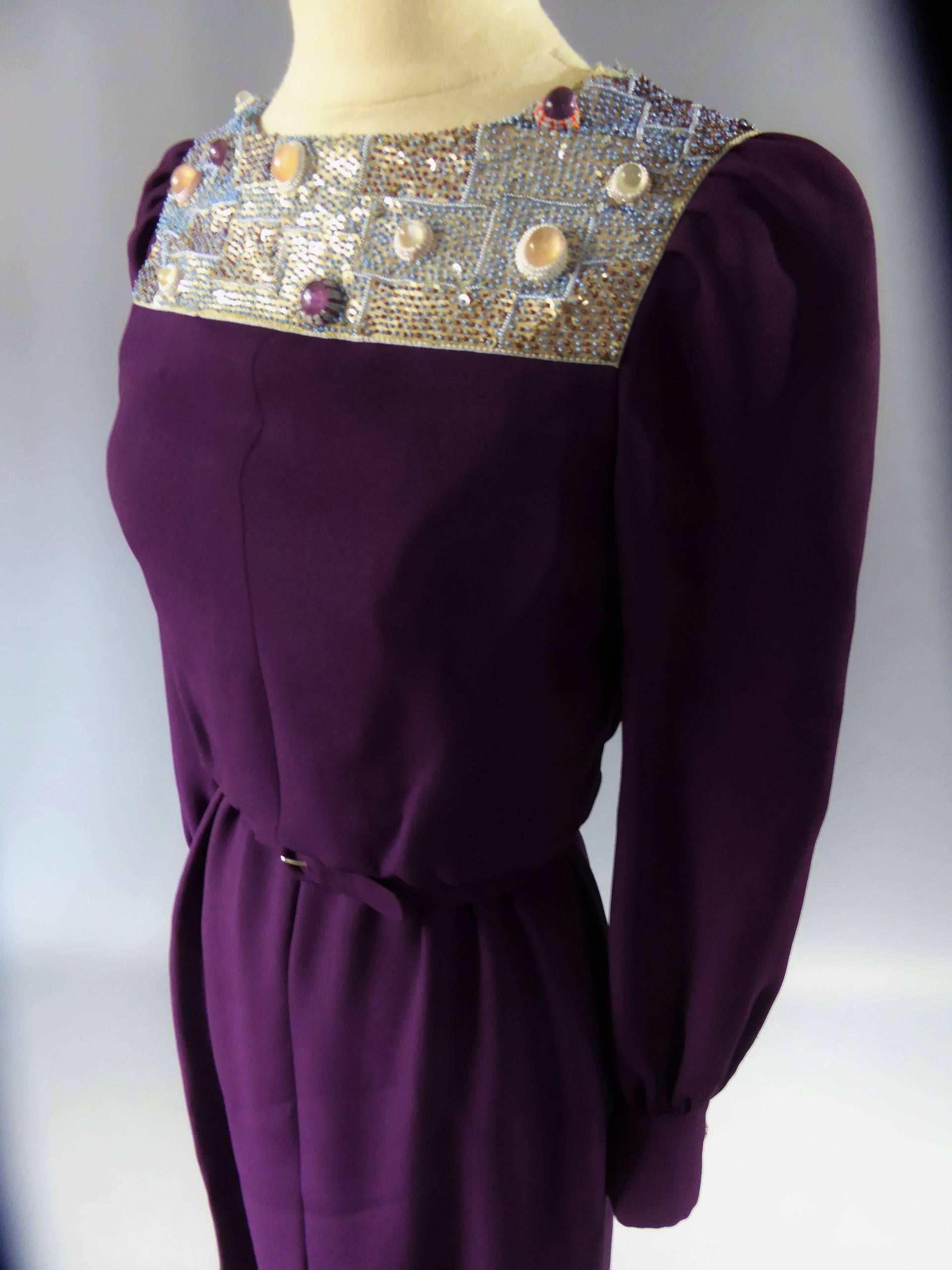 Ca. 1970/1975
Frankreich

Wunderschönes langes Kleid aus lila Seidenkrepp mit dem Label Nina Ricci Collection Jeune Femme aus den 70er Jahren. Klösterlicher und futuristischer Geschmack, der in den 70er Jahren dank Pierre Cardin oder Paco Rabanne in