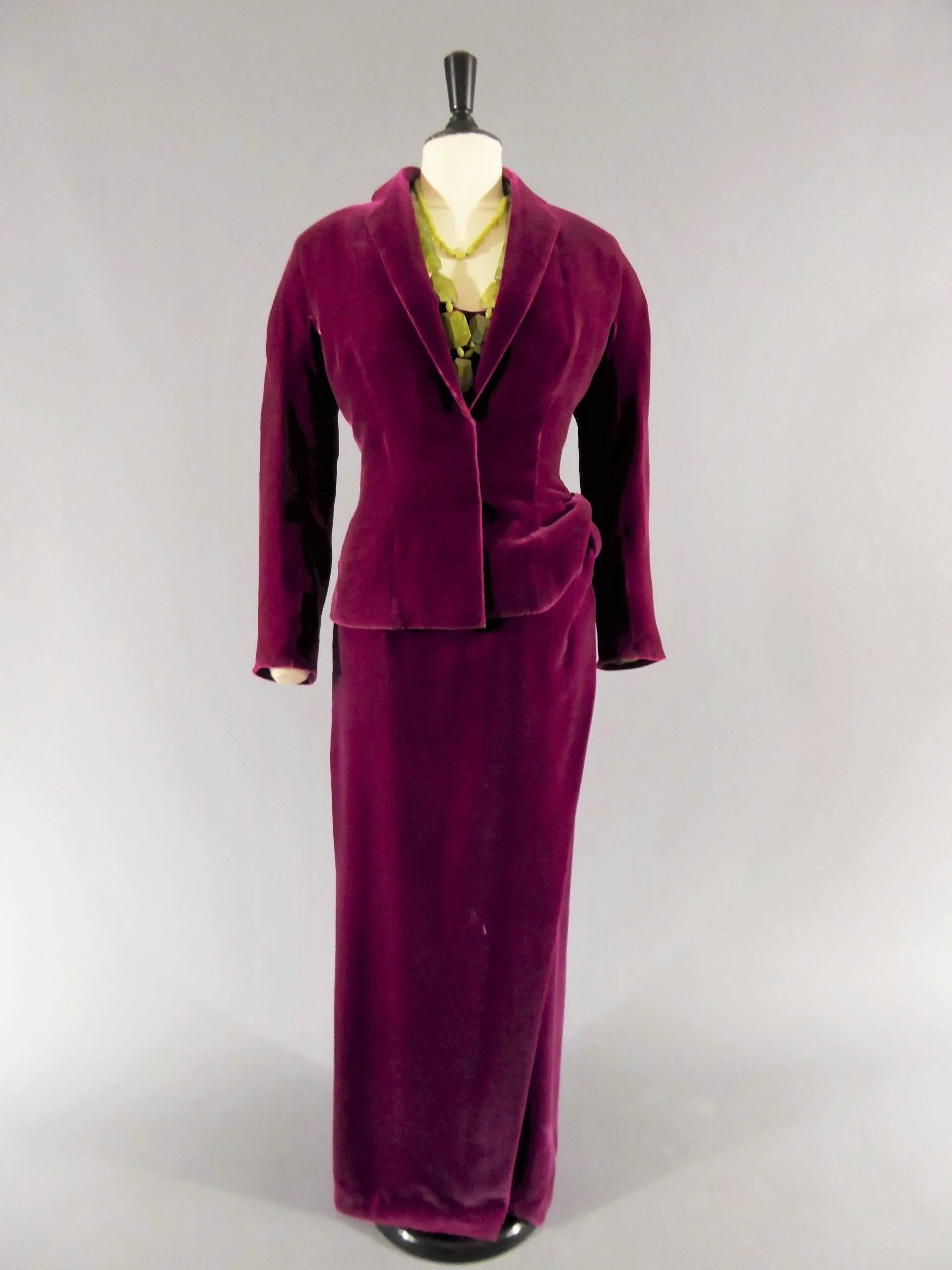 Jean-Paul Gaultier Haute Couture Four pieces belonging to catherine Deneuve
Paris 2004
Aubergine velvet ensemble lined with light green chiffon silk. Dress with round neck, sleeveless, straight skirt with draped effect as a knot. Jacket with shawl