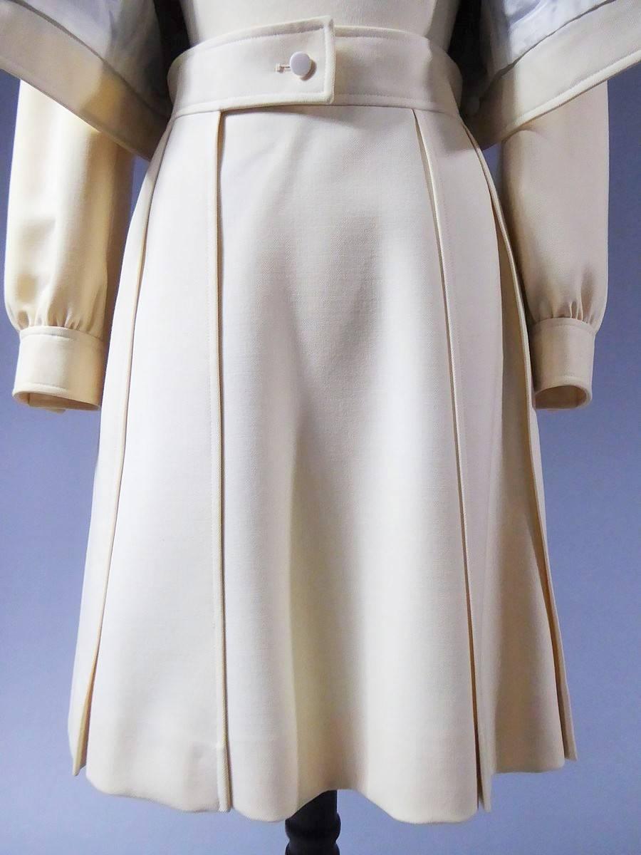 Circa 1968/1970

France

Veste et jupe de tailleur Haute Couture d'André Courrèges datant de la fin des années 60. Taille A Couture Future. Sergé de laine crème et marine et doublure crème en acétate. veste courte 