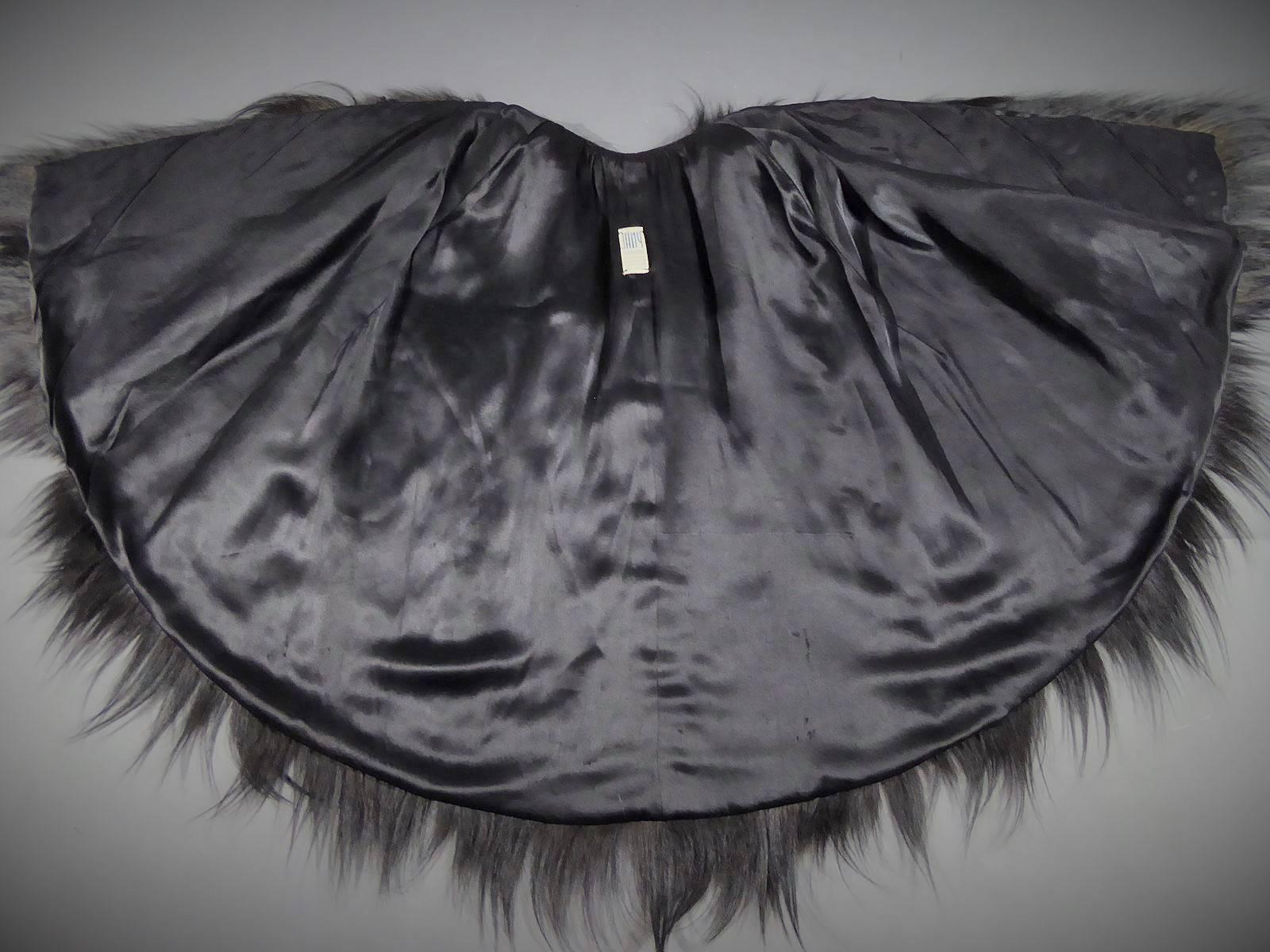 Circa 1940/1950

France
Very rare short cape and muff Haute Couture in Colombian monkey labeled Jany Fourrures, 32 av de Matignon Paris VIII BAL 39-52 and dating from the 40s. Long smooth and shiny hair of gorilla. Duchess black satin lining with