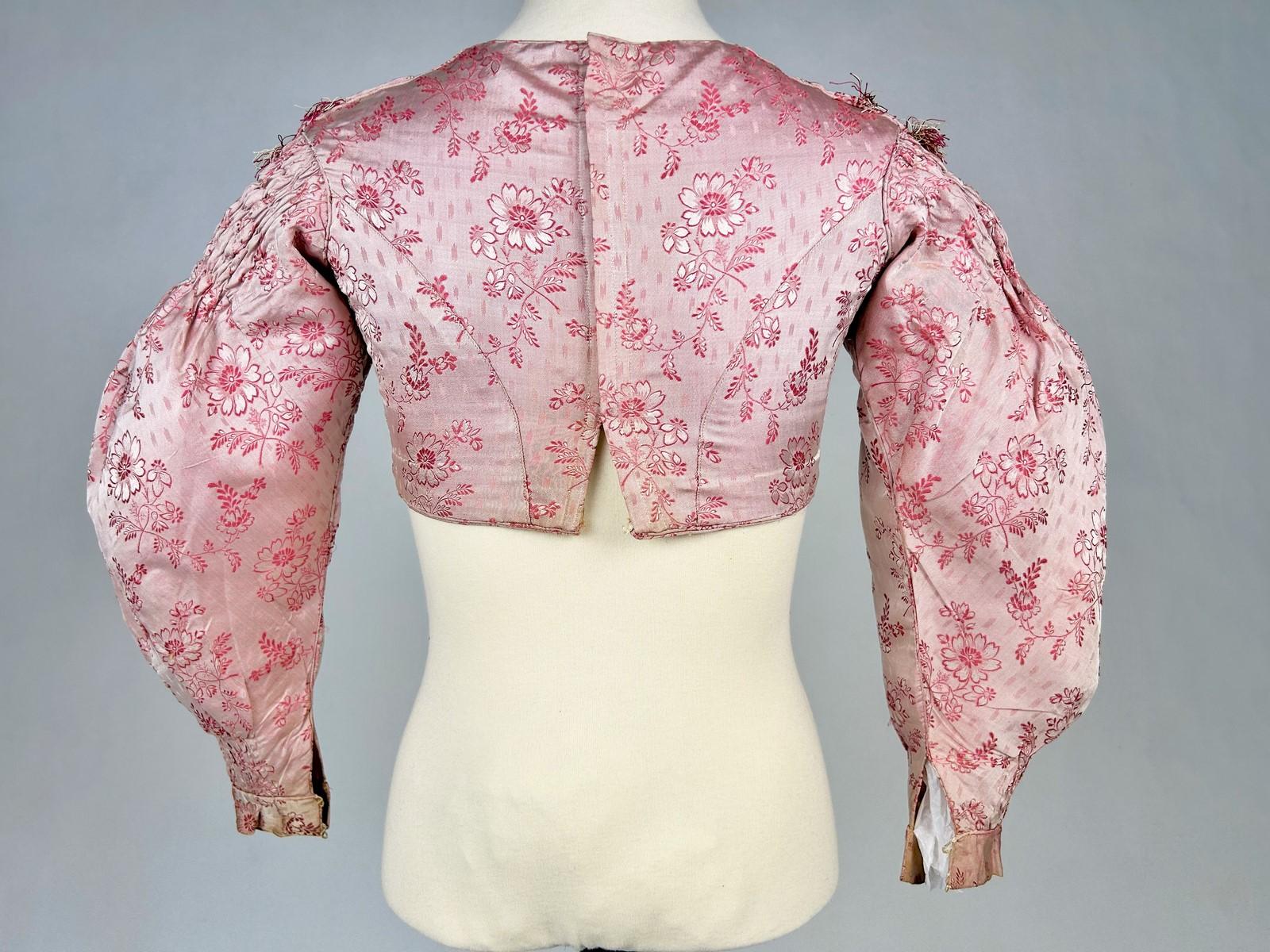 Corpiño de niña en seda rosa Circa 1850 en venta 3