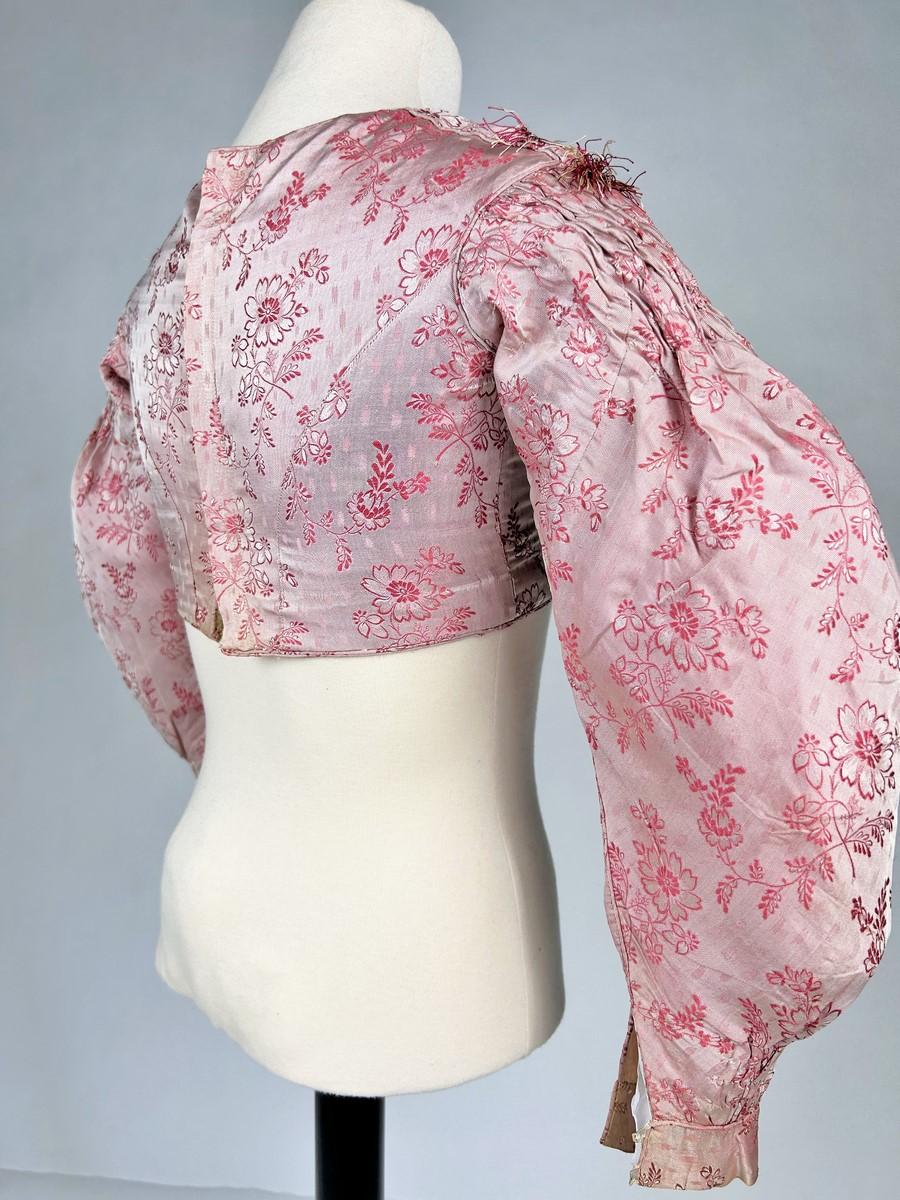 Corpiño de niña en seda rosa Circa 1850 en venta 2