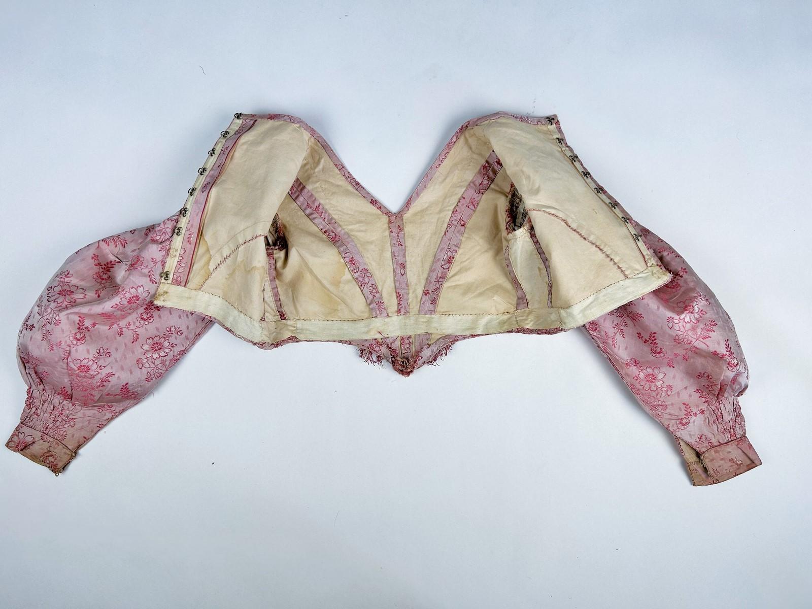 Corpiño de niña en seda rosa Circa 1850 en venta 5