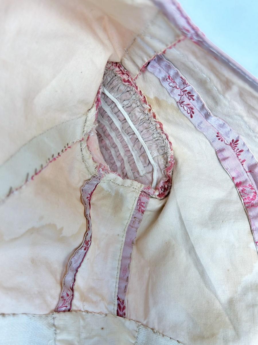 Corpiño de niña en seda rosa Circa 1850 en venta 6