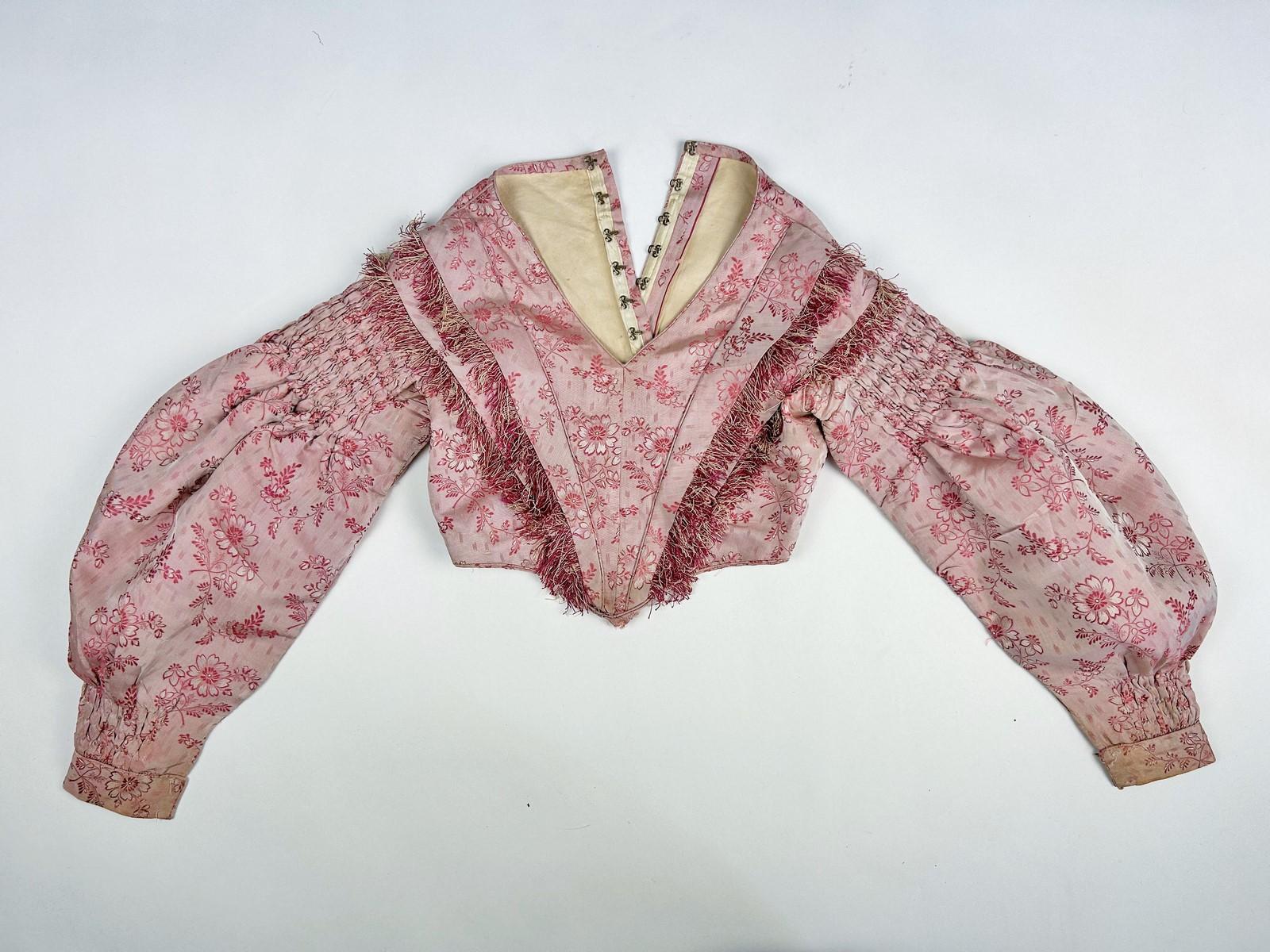 Corpiño de niña en seda rosa Circa 1850 en venta 7