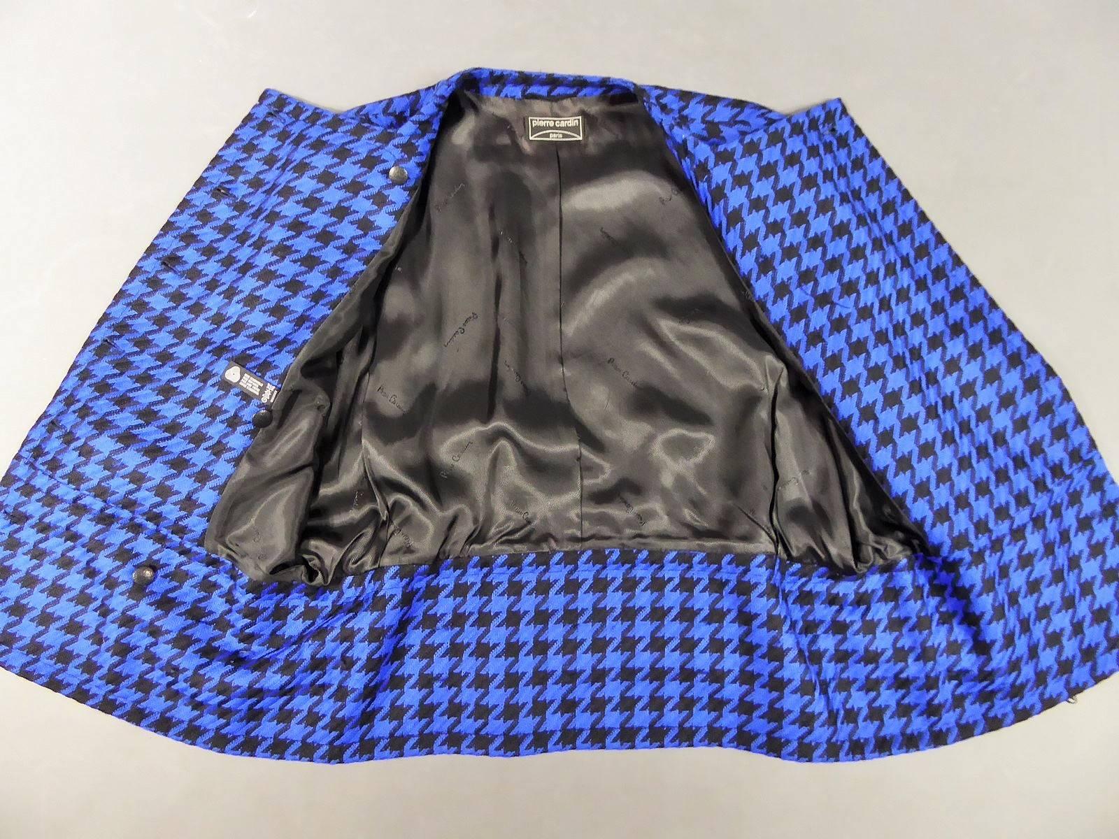 Circa 1985/1990

France

Short bat coat Pierre Cardin dating back to the 1980s. Style raglan, bring, shouldered and broad band tightened on the hips .100% wool. Electric blue and large black chevron, handles and soft black leather belt. Large