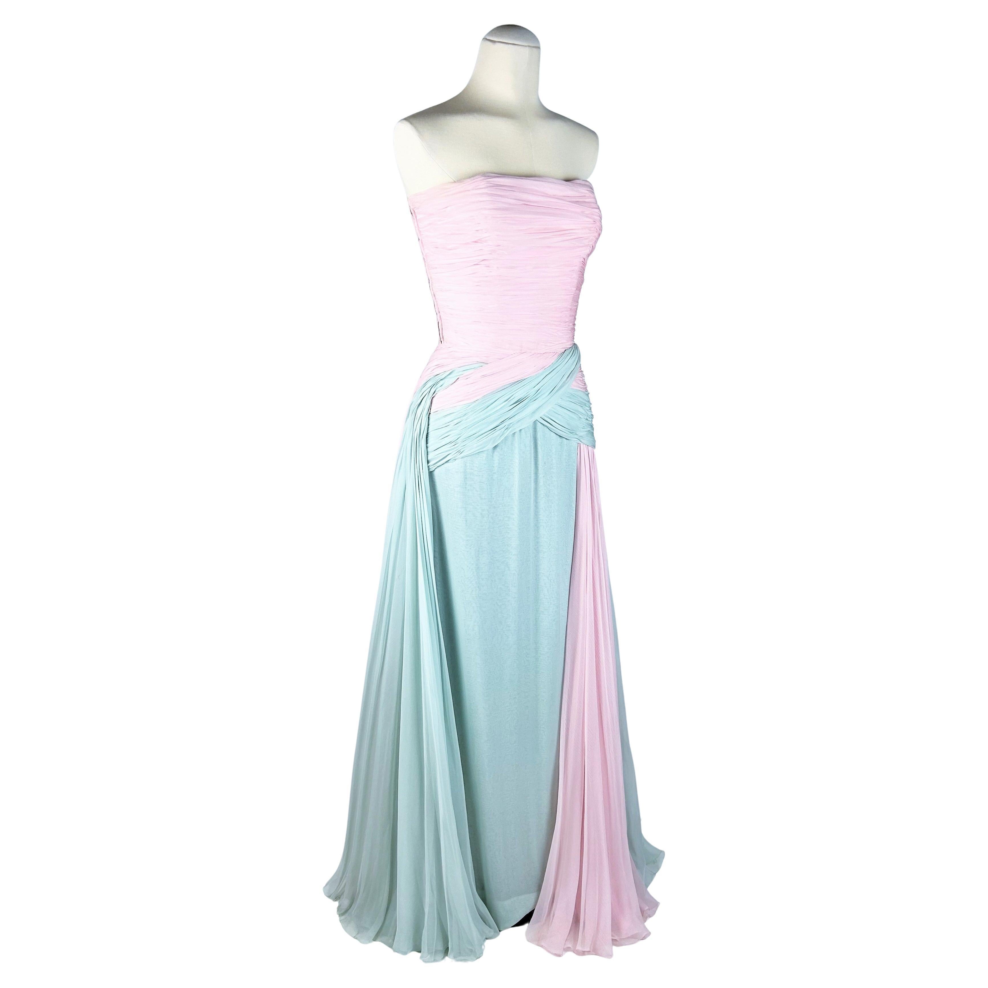 Ein Chiffon-Ballkleid von Jean Dessès Haute Couture Paris Frankreich CIRCA 1956
