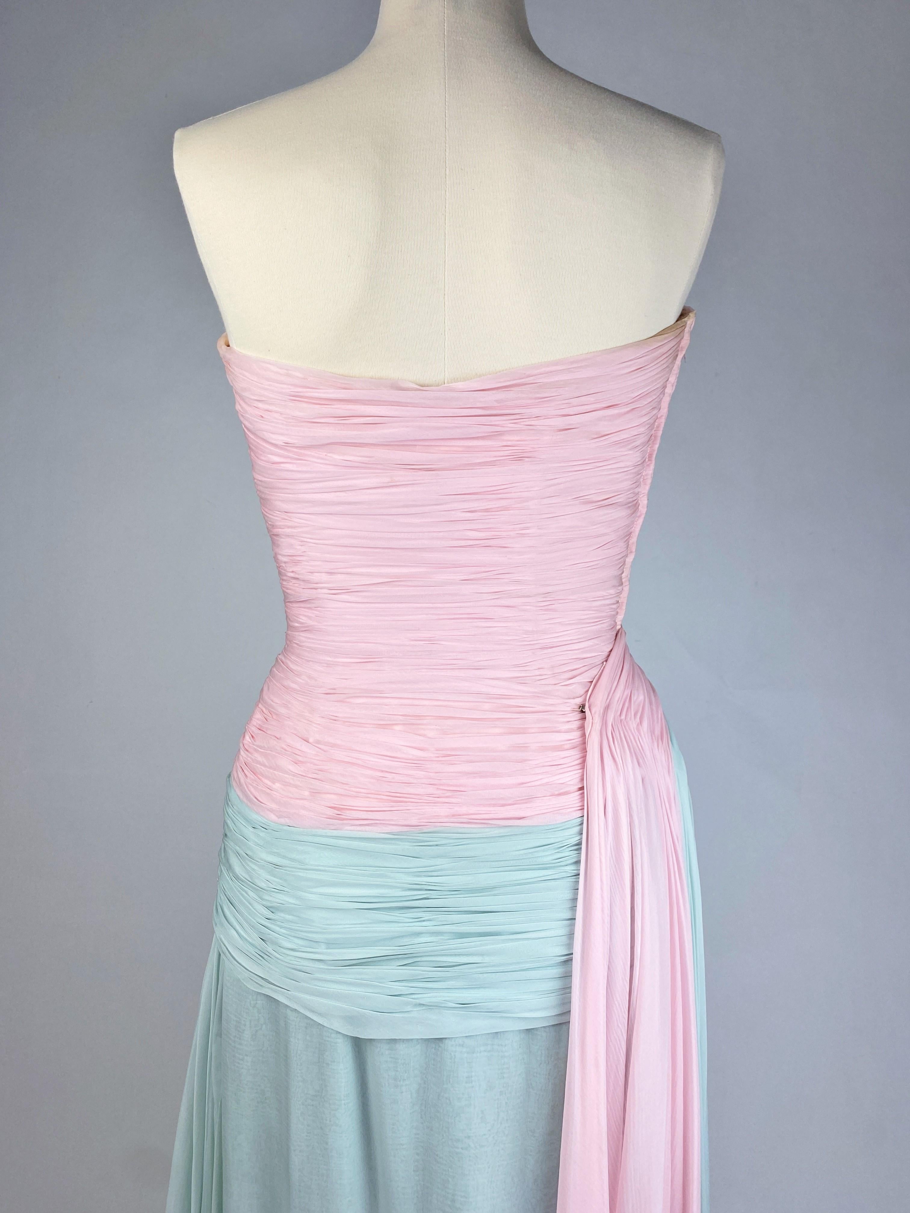 Ein Chiffon-Ballkleid von Jean Dessès Haute Couture Paris Frankreich CIRCA 1956 (Grau) im Angebot