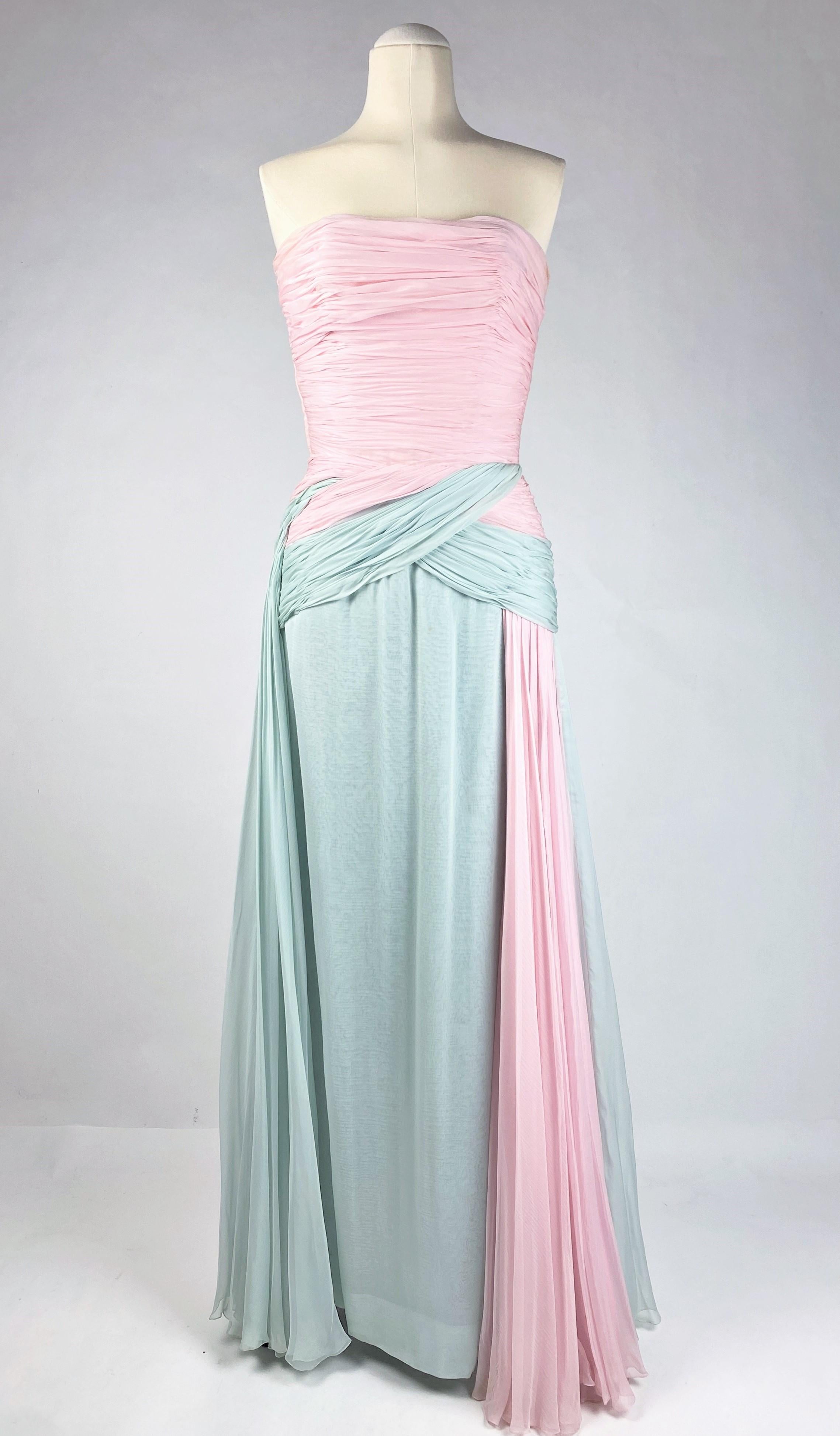 Ein Chiffon-Ballkleid von Jean Dessès Haute Couture Paris Frankreich CIRCA 1956 Damen im Angebot