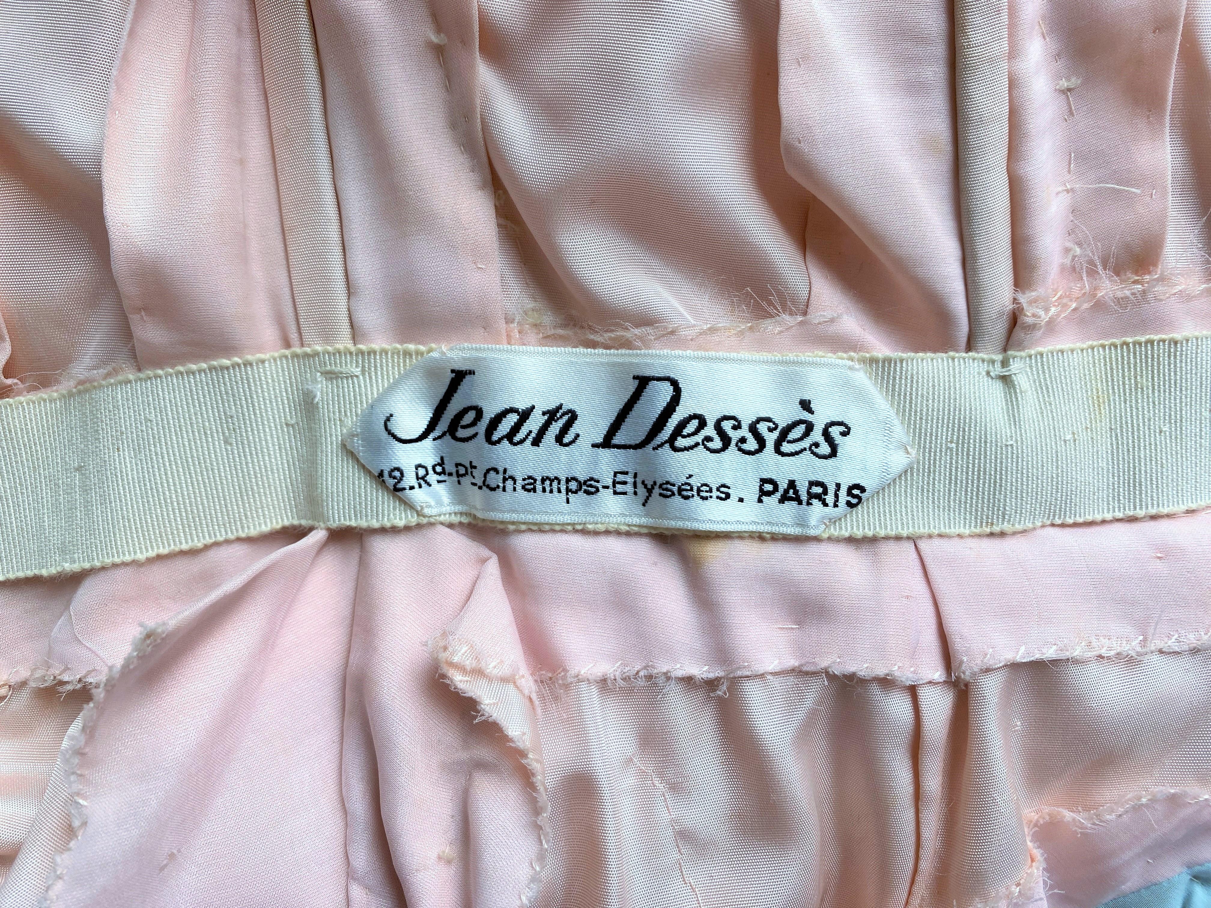 Ca. 1956
Frankreich
Langes Abendkleid aus rosa und blassblauem Chiffon. Plissiertes Oberteil mit großem Neckholder-Ausschnitt, das an der Hüfte in einen Mantel mit gekreuzten, seitlich gespreizten Einsätzen übergeht und so den zweifarbigen Effekt