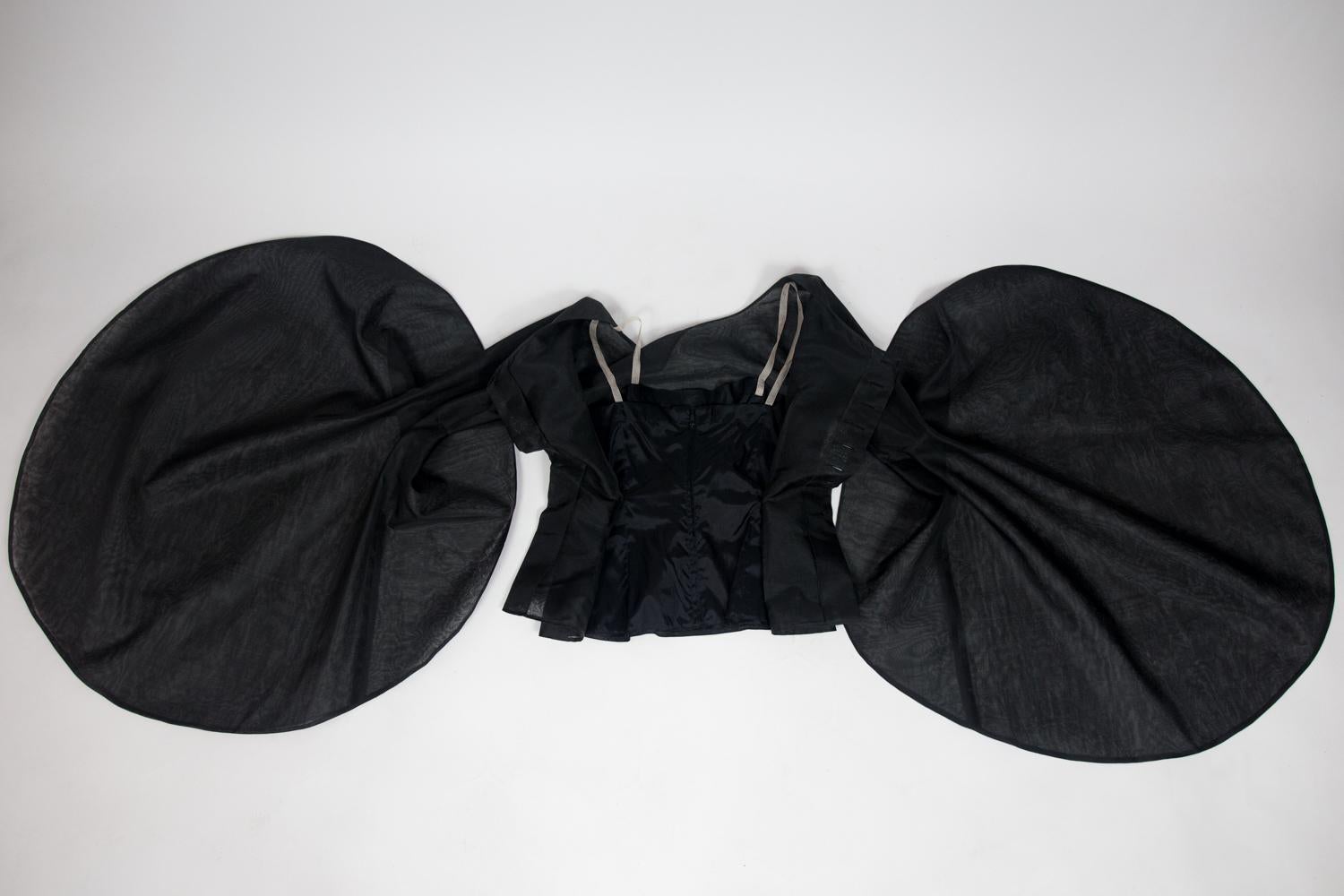 Nero Una blusa in organza di Pierre Cardin con drammatiche maniche a pipistrello Circa 1970/1980 in vendita